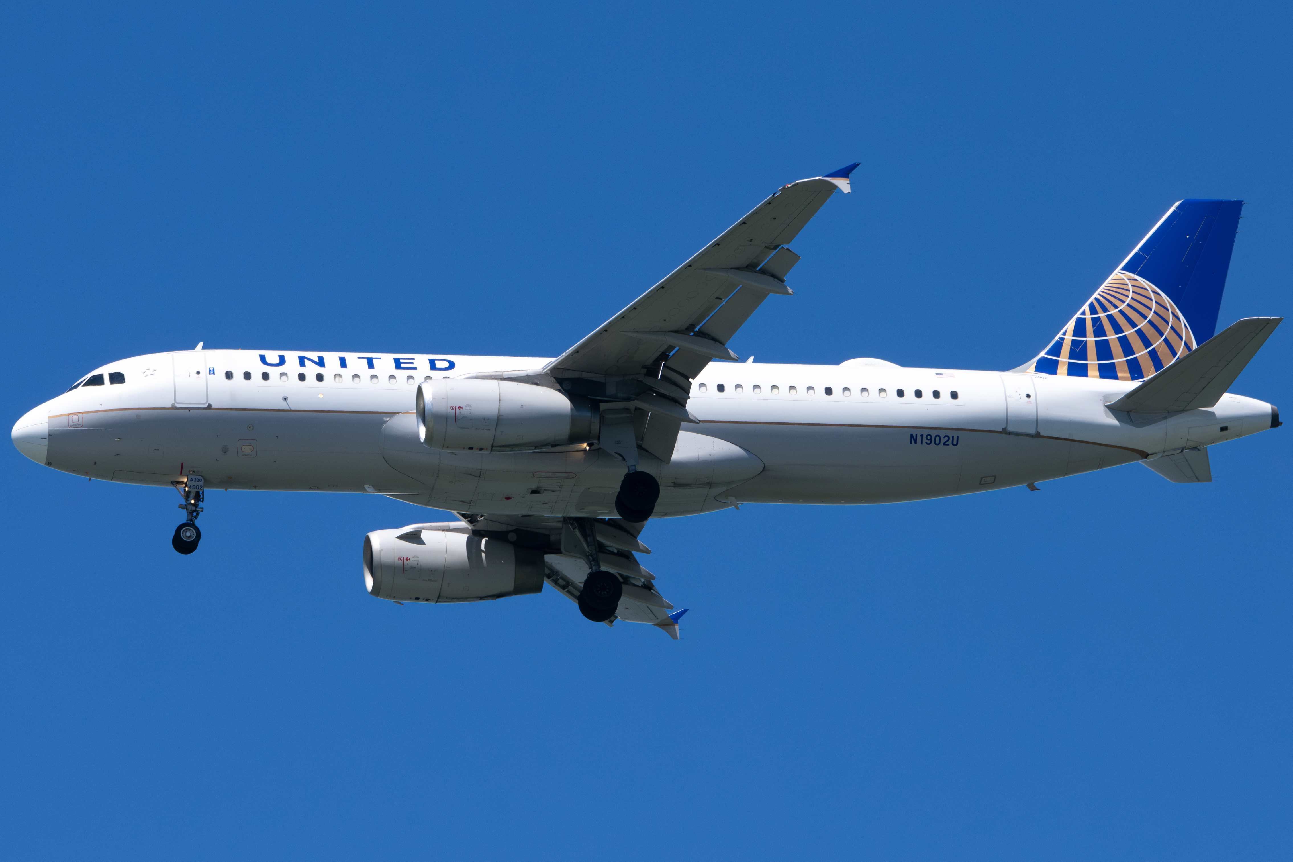 Full size: United Airlines Airbus A320 N1902U at San Francisco International Airport