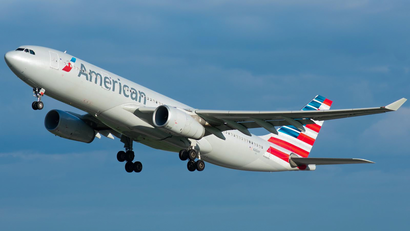 Full size: American Airlines Airbus A330-200 N282AY at Charlotte/Douglas International Airport