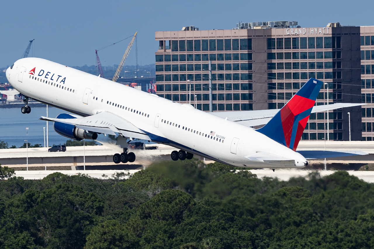 Full size: Delta Airlines Boeing 767-400ER N825MH at Tampa International Airport