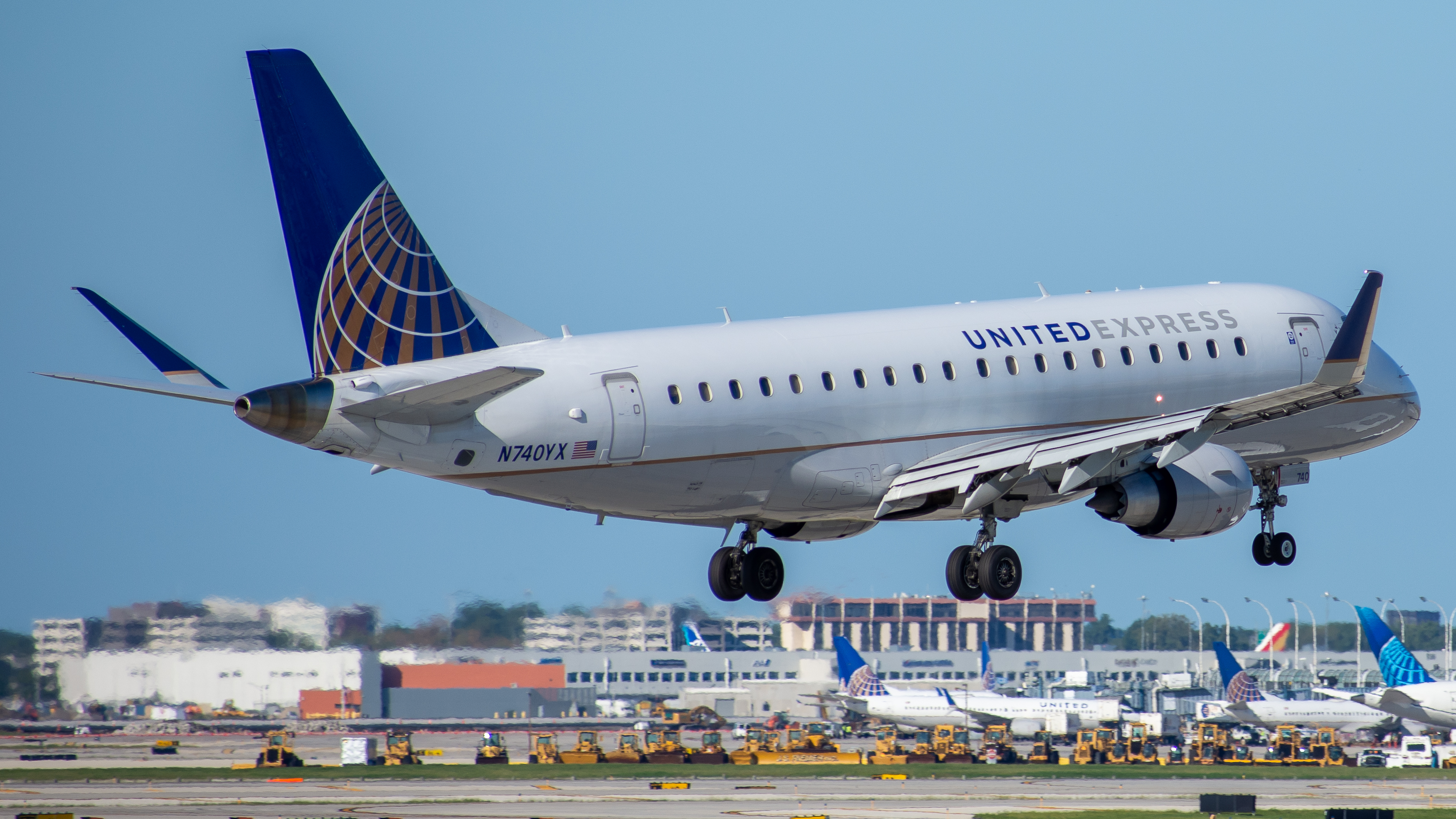 Full size: United Express Embraer E175 N740YX at Chicago O'Hare International Airport