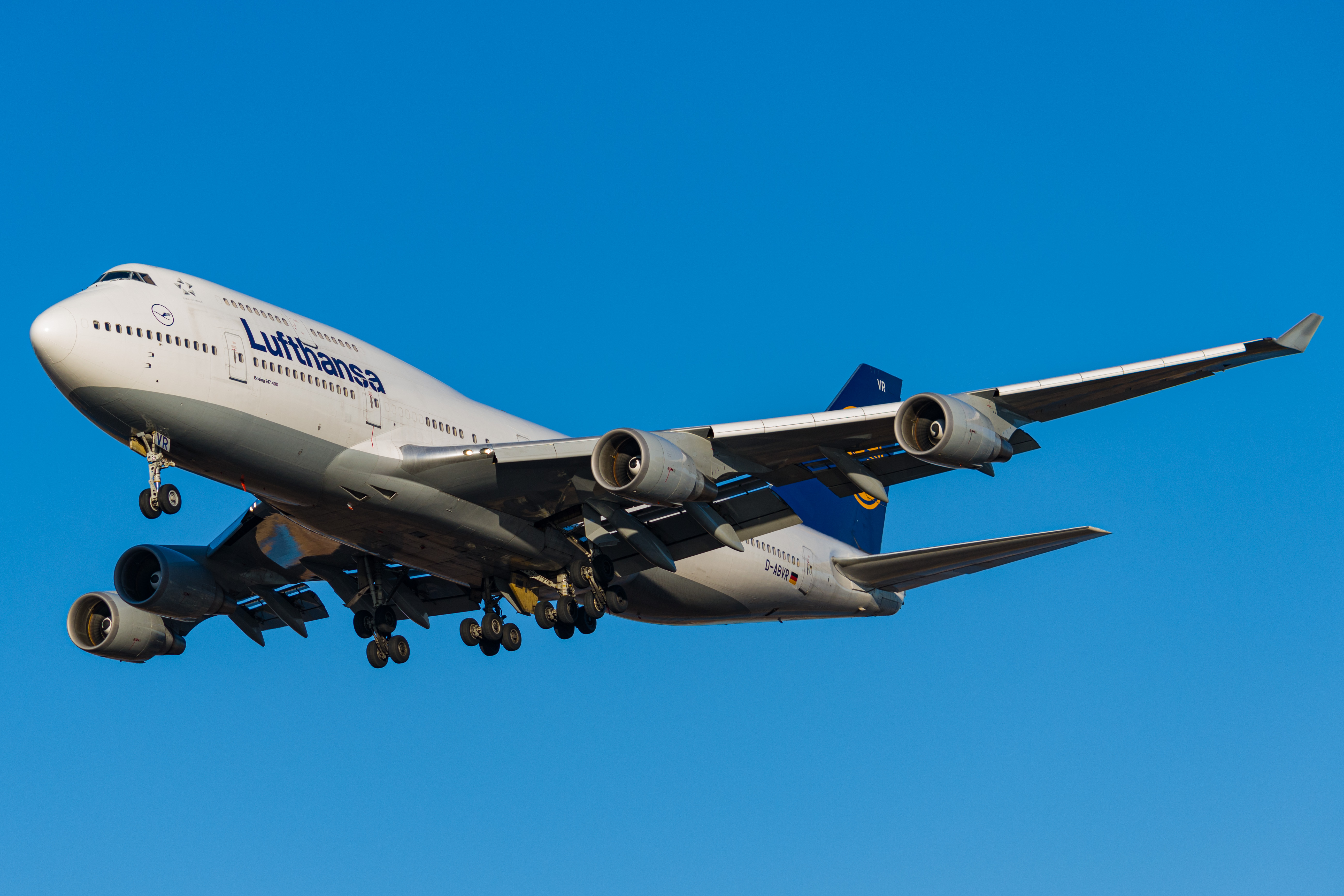 Full size: Lufthansa Boeing 747-400 D-ABVR at Philadelphia International Airport