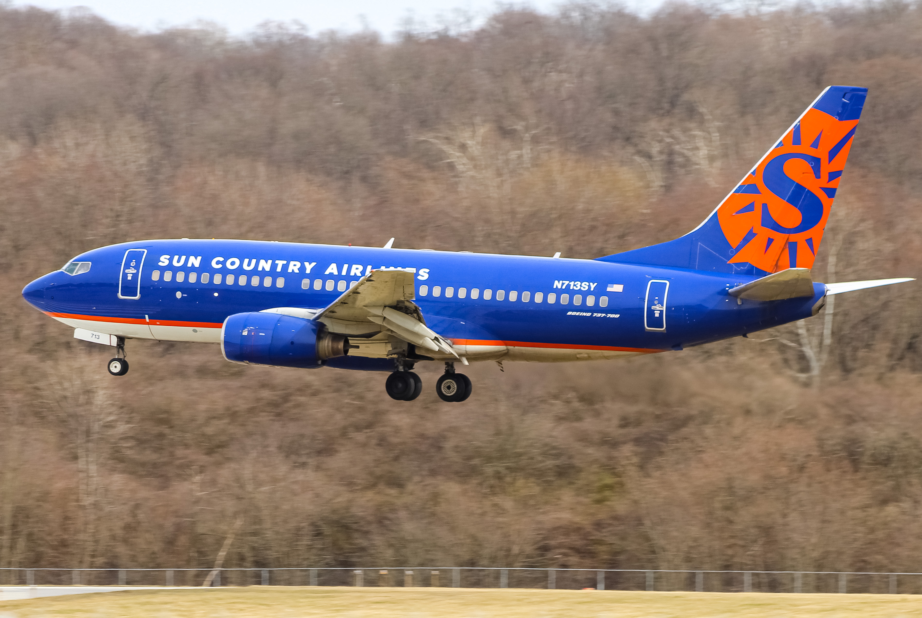 Full size: Sun Country Airlines Boeing 737-700 N713SY at Cincinnati Municipal Airport/Lunken Field