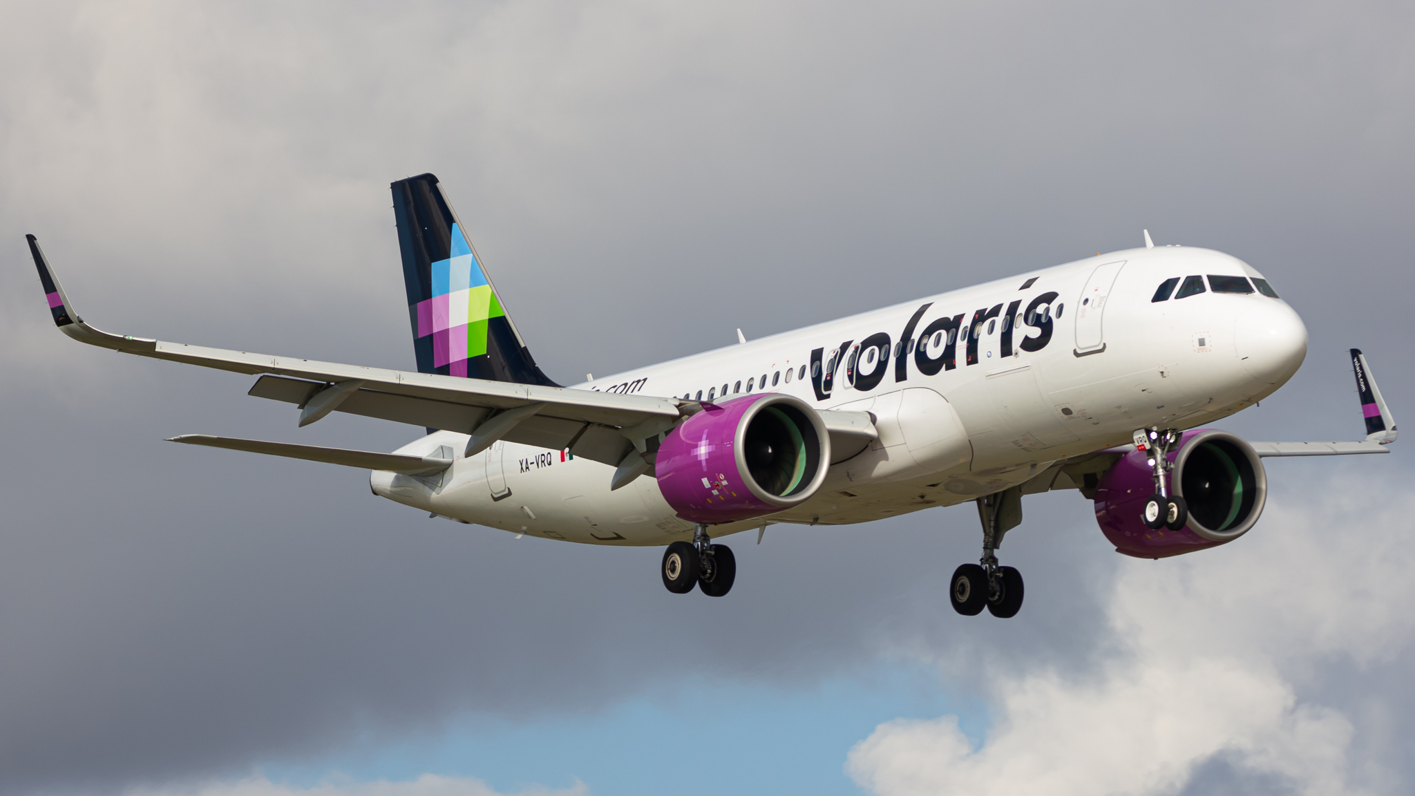 Full size: Volaris Airbus A320NEO XA-VRQ at Miami International Airport