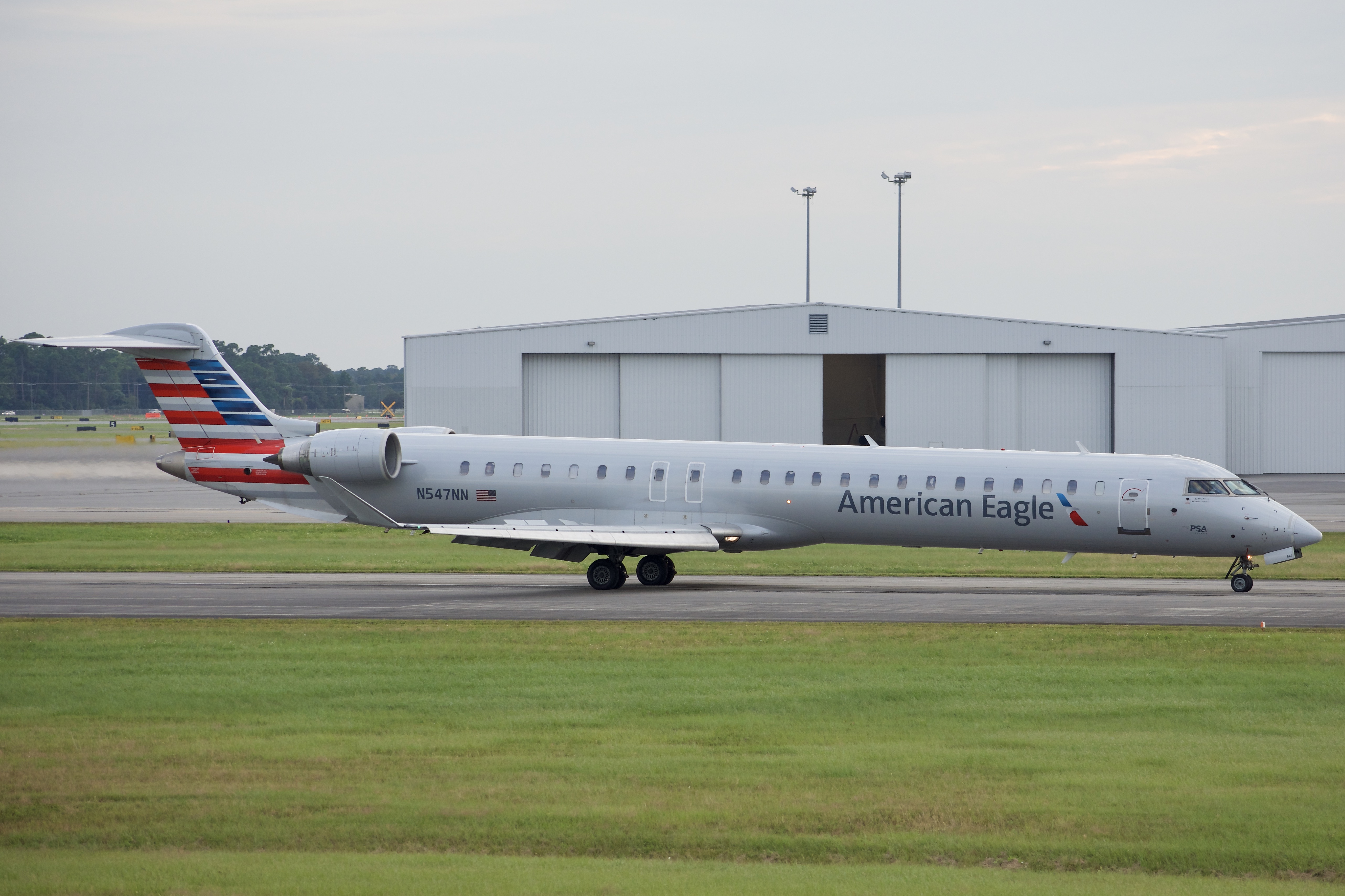 Full size: American Eagle Mitsubishi CRJ-900 N547NN at Daytona Beach International Airport