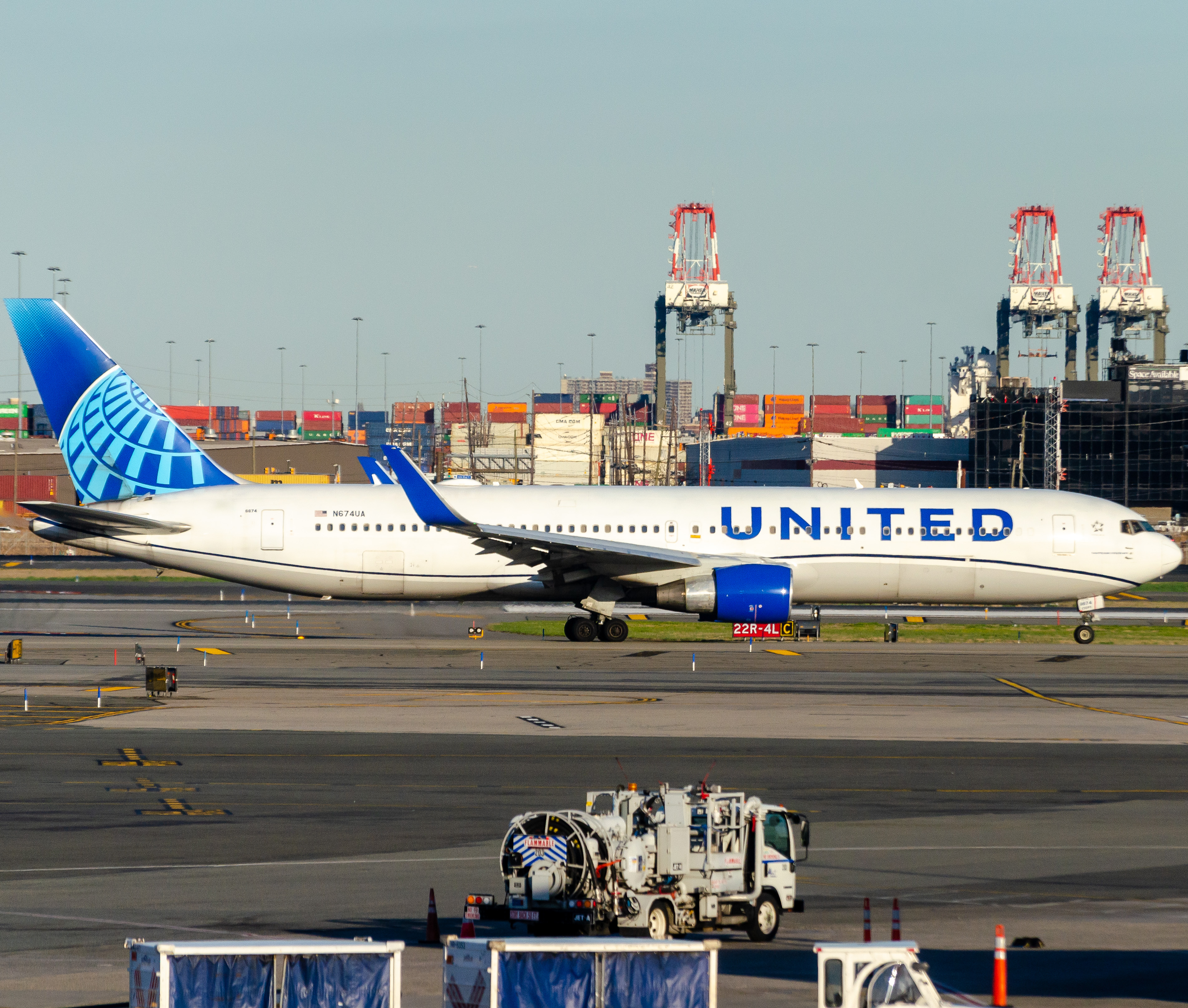 Full size: United Airlines Boeing 767-300 N674UA at Newark Liberty International Airport