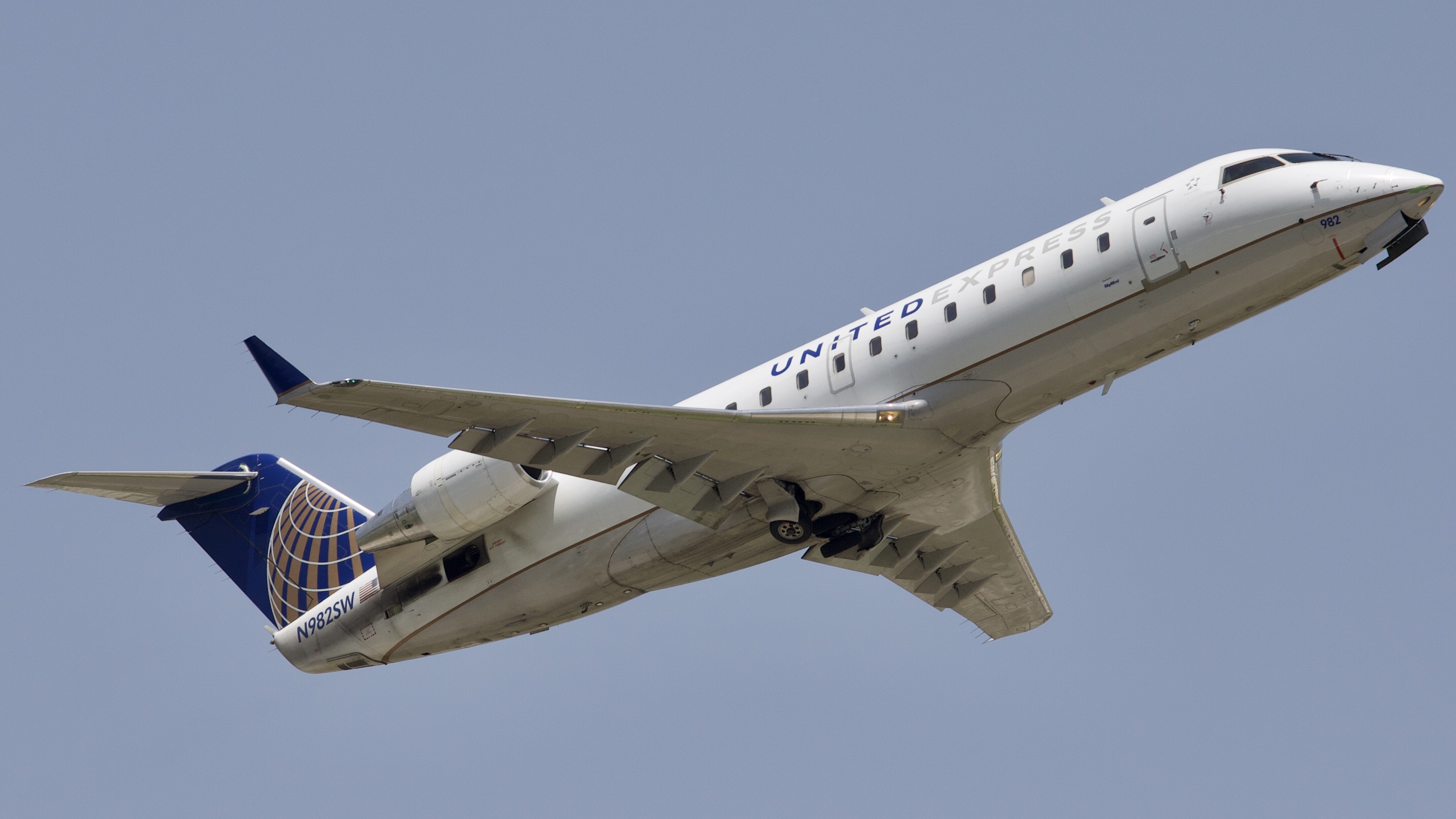Full size: United Express Mitsubishi CRJ-200 N982SW at Houston-George Bush Intercontinental Airport