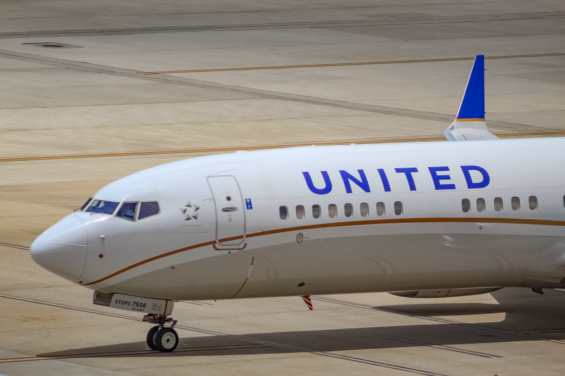 Full size: United Airlines Boeing 737 MAX 9 N37506 at Houston-George Bush Intercontinental Airport