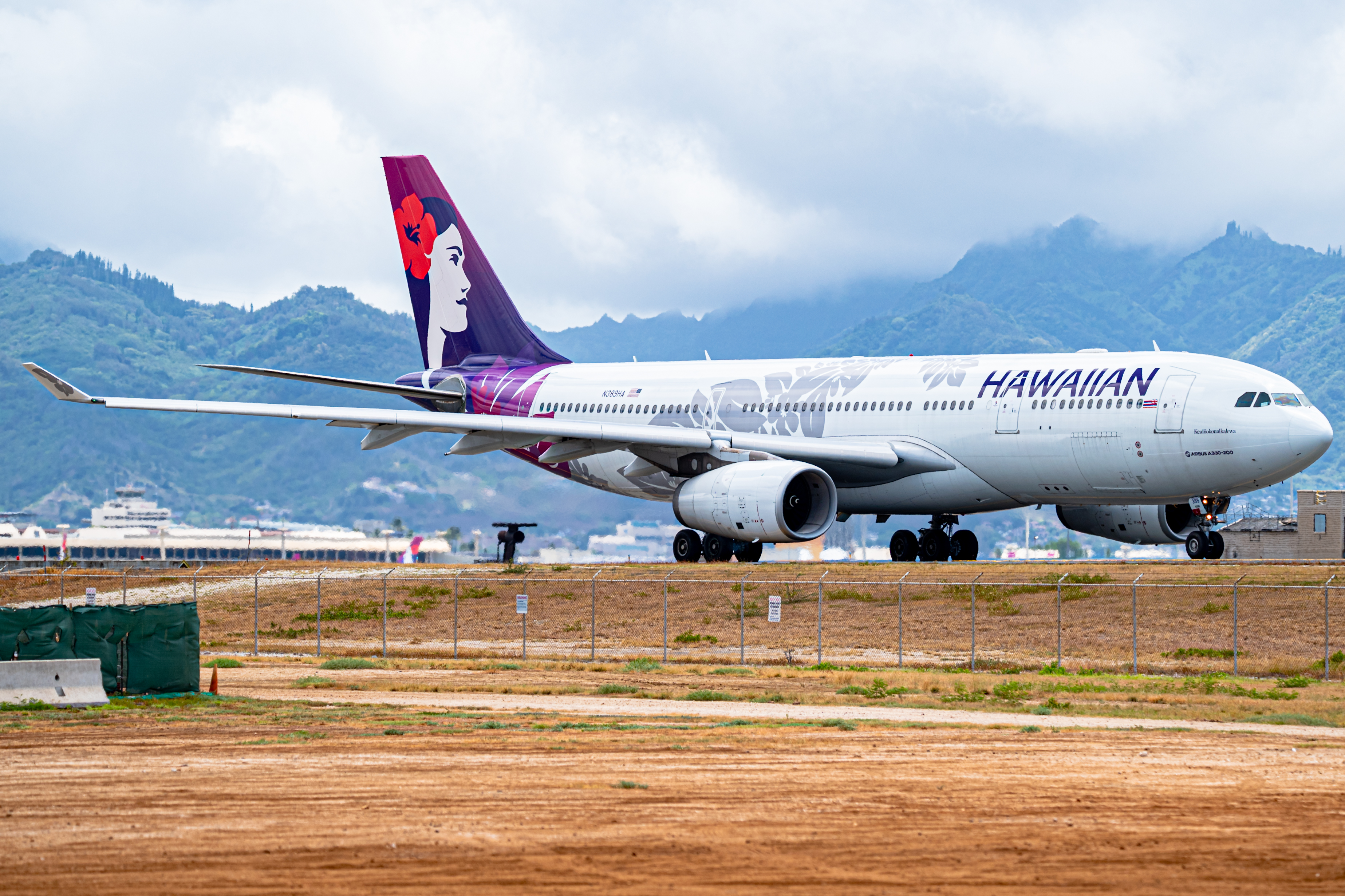 Full size: Hawaiian Airlines Airbus A330-200 N389HA at Daniel K Inouye International Airport