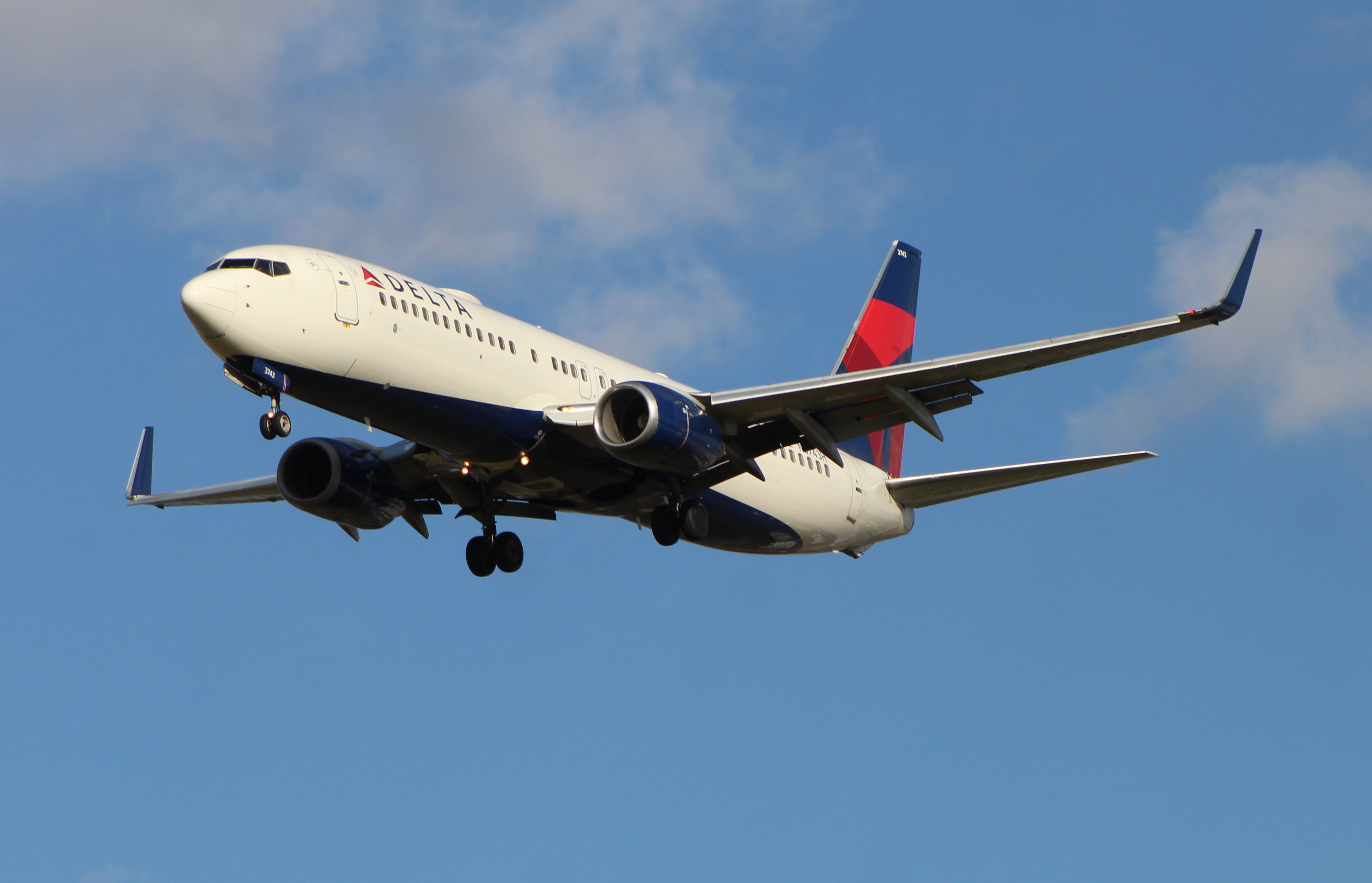 Full size: Delta Airlines Boeing 737-800 N3743H at Cincinnati/Northern Kentucky International Airport