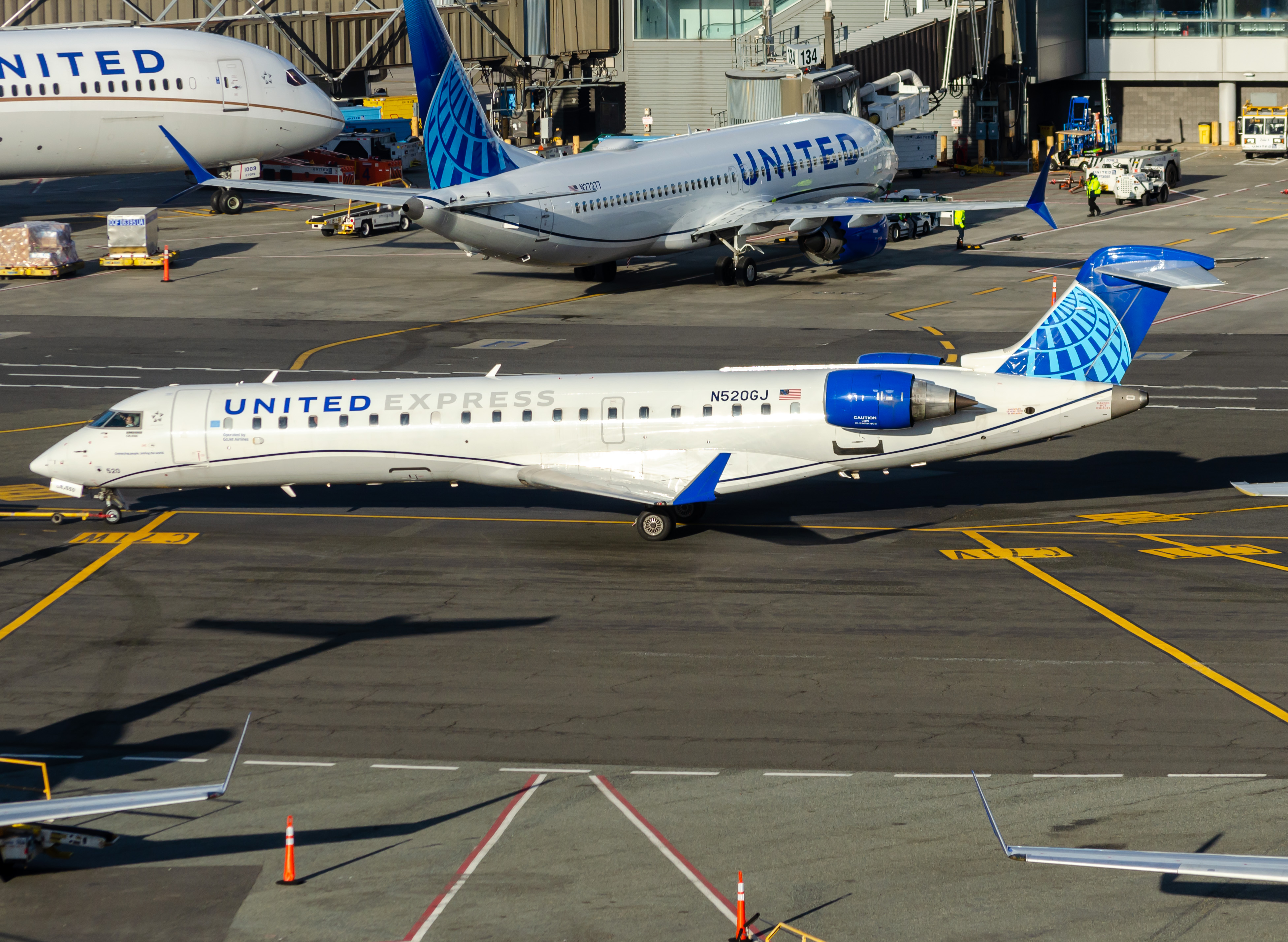 Full size: United Express Mitsubishi CRJ-550 N520GJ at Newark Liberty International Airport