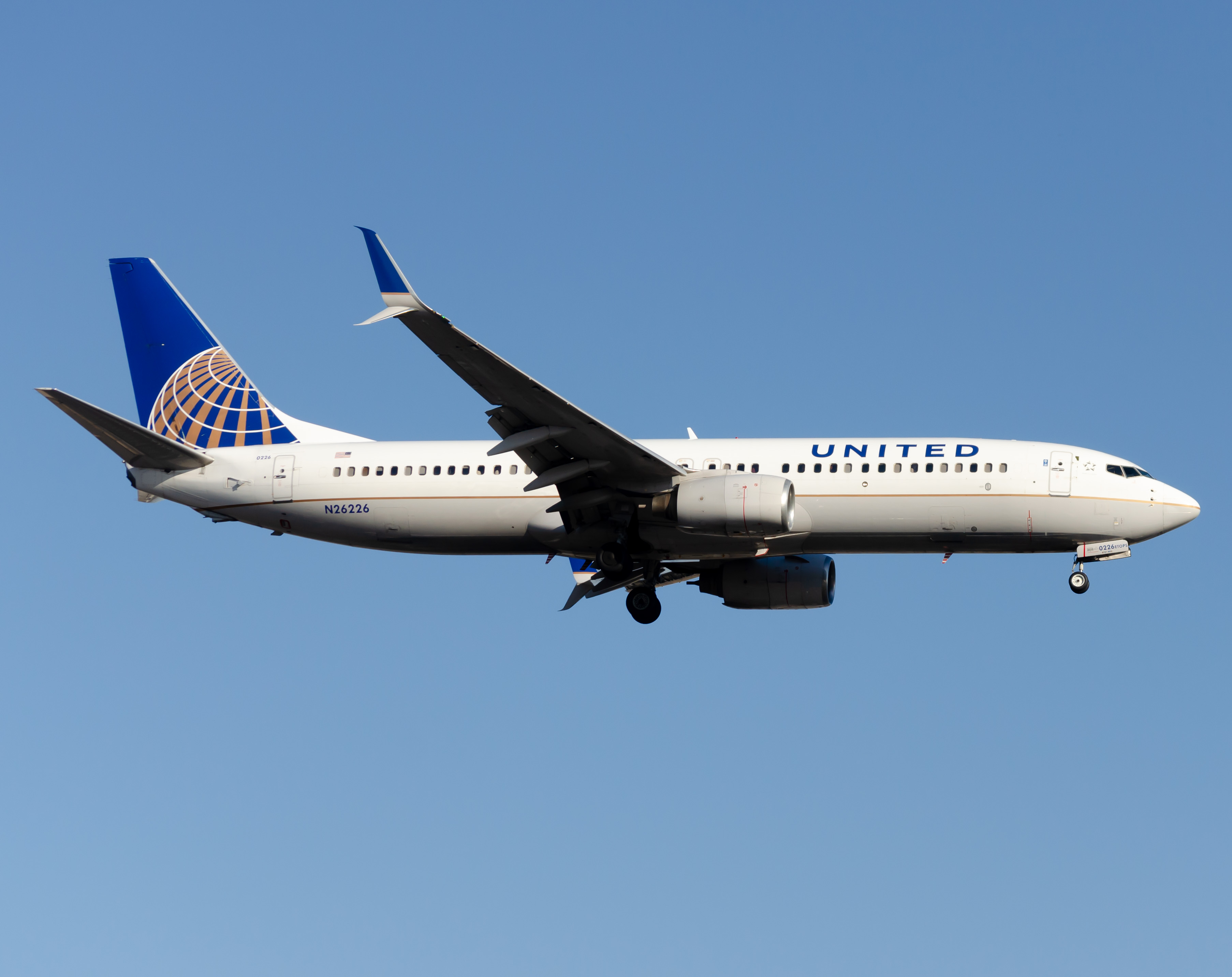 Full size: United Airlines Boeing 737-800 N26226 at Newark Liberty International Airport