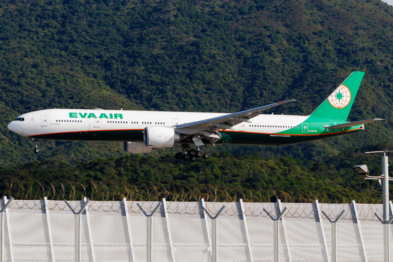Full size: EVA Air Boeing 777-300ER B-16725 at Hong Kong International Airport