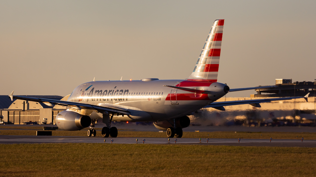 Full size: American Airlines Airbus A319 N804AW at John Glenn Columbus International Airport