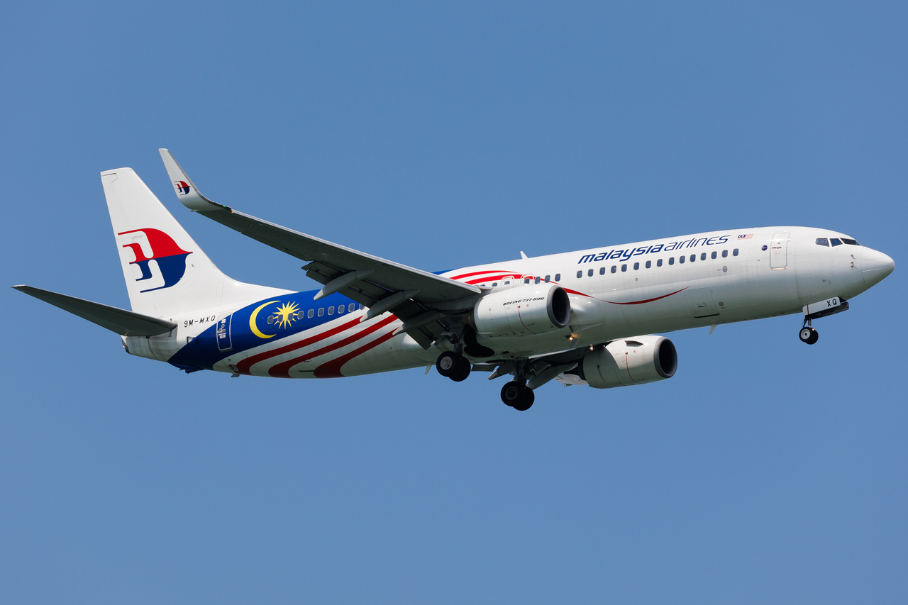 Full size: Malaysia Airlines Boeing 737-800 9M-MXQ at Singapore-Changi Airport