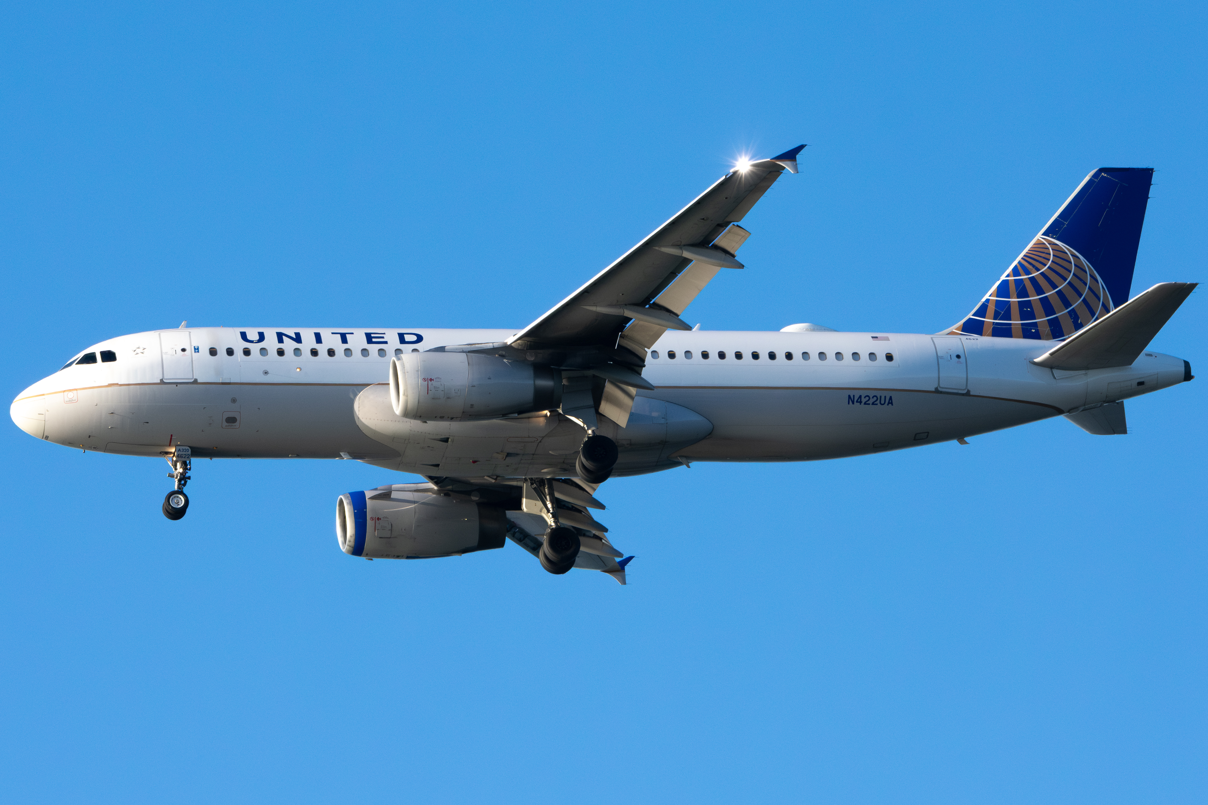 Full size: United Airlines Airbus A320 N422UA at San Francisco International Airport