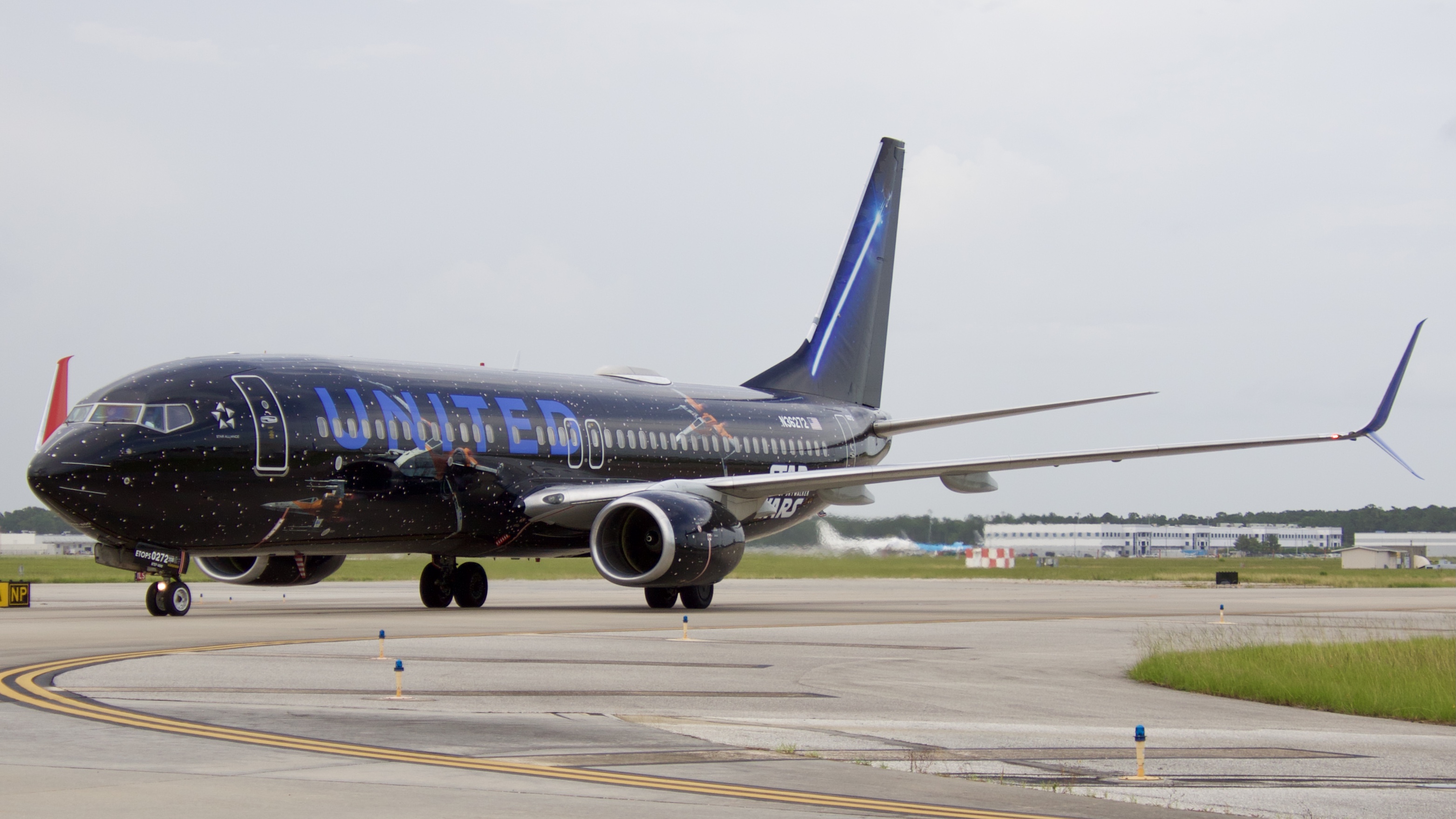 Full size: United Airlines Boeing 737-800 N36272 at Houston-George Bush Intercontinental Airport