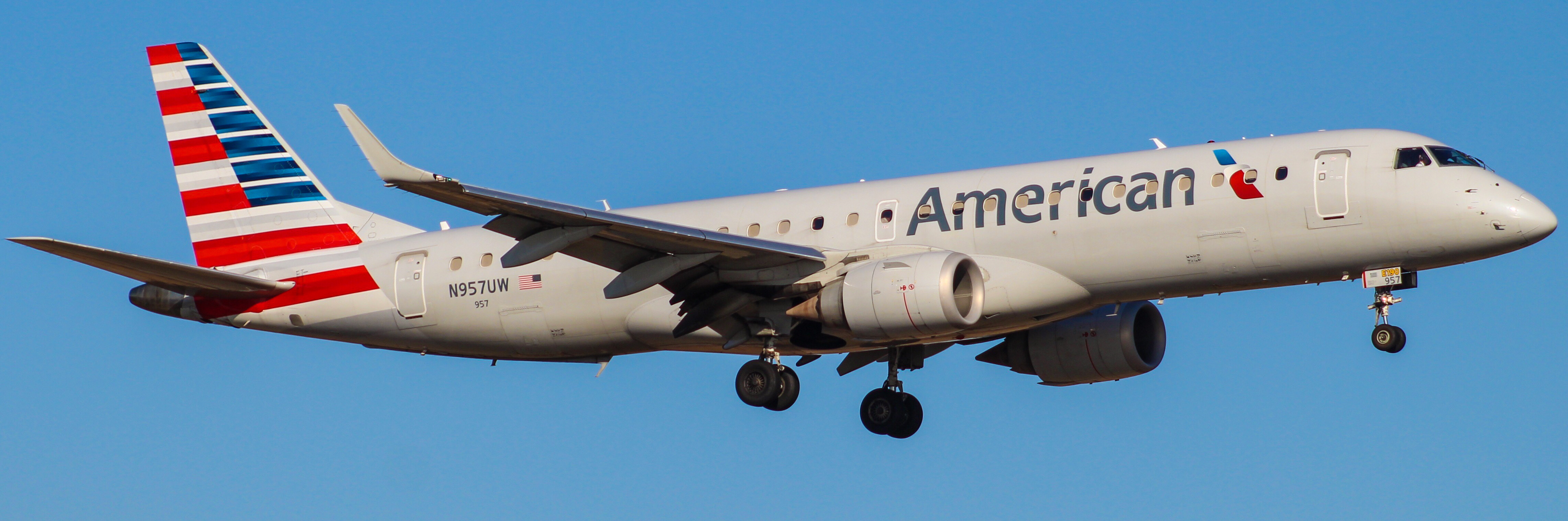 Full size: American Airlines Embraer E190 N957UW at Philadelphia International Airport