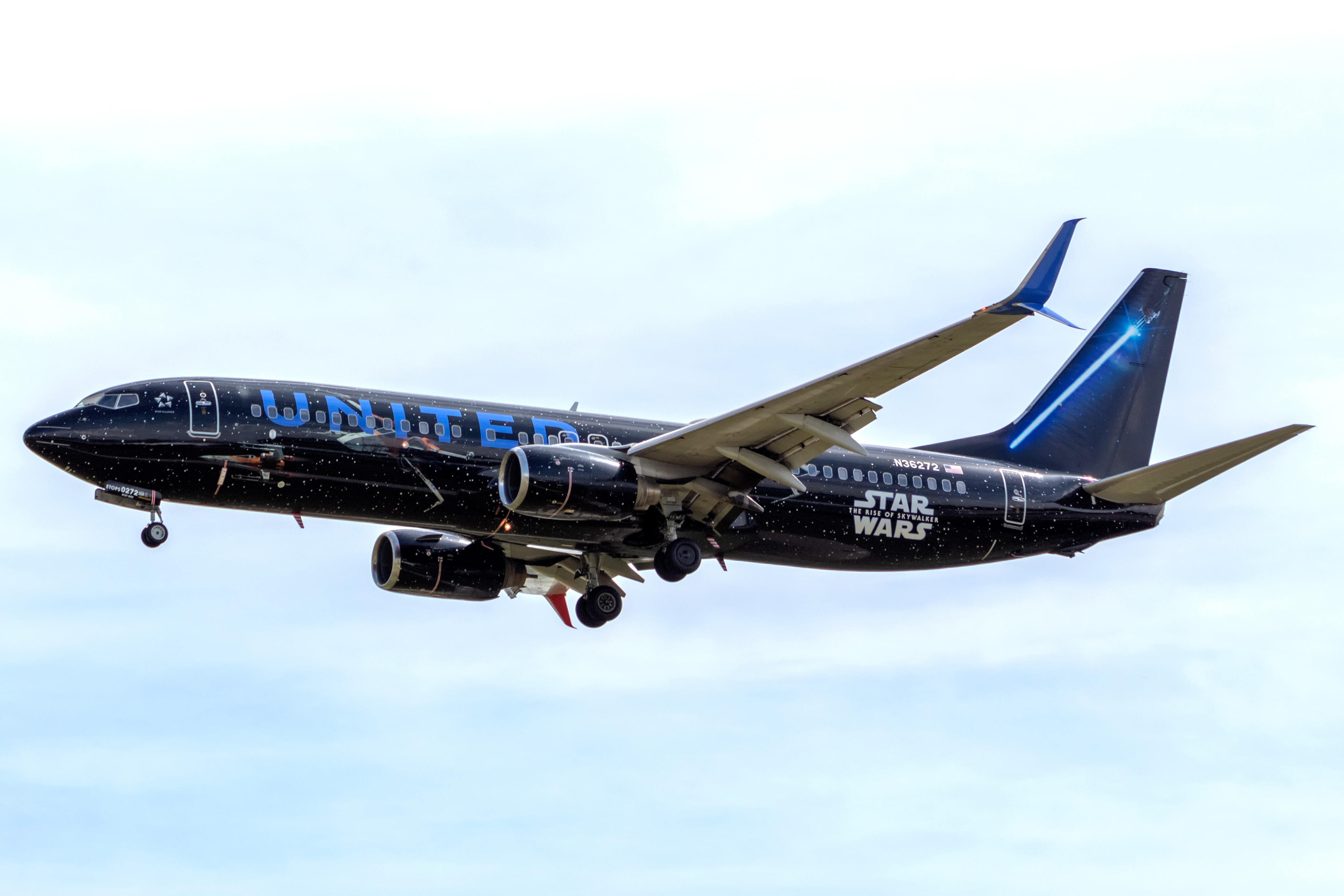 Full size: United Airlines Boeing 737-800 N36272 at Orlando International Airport