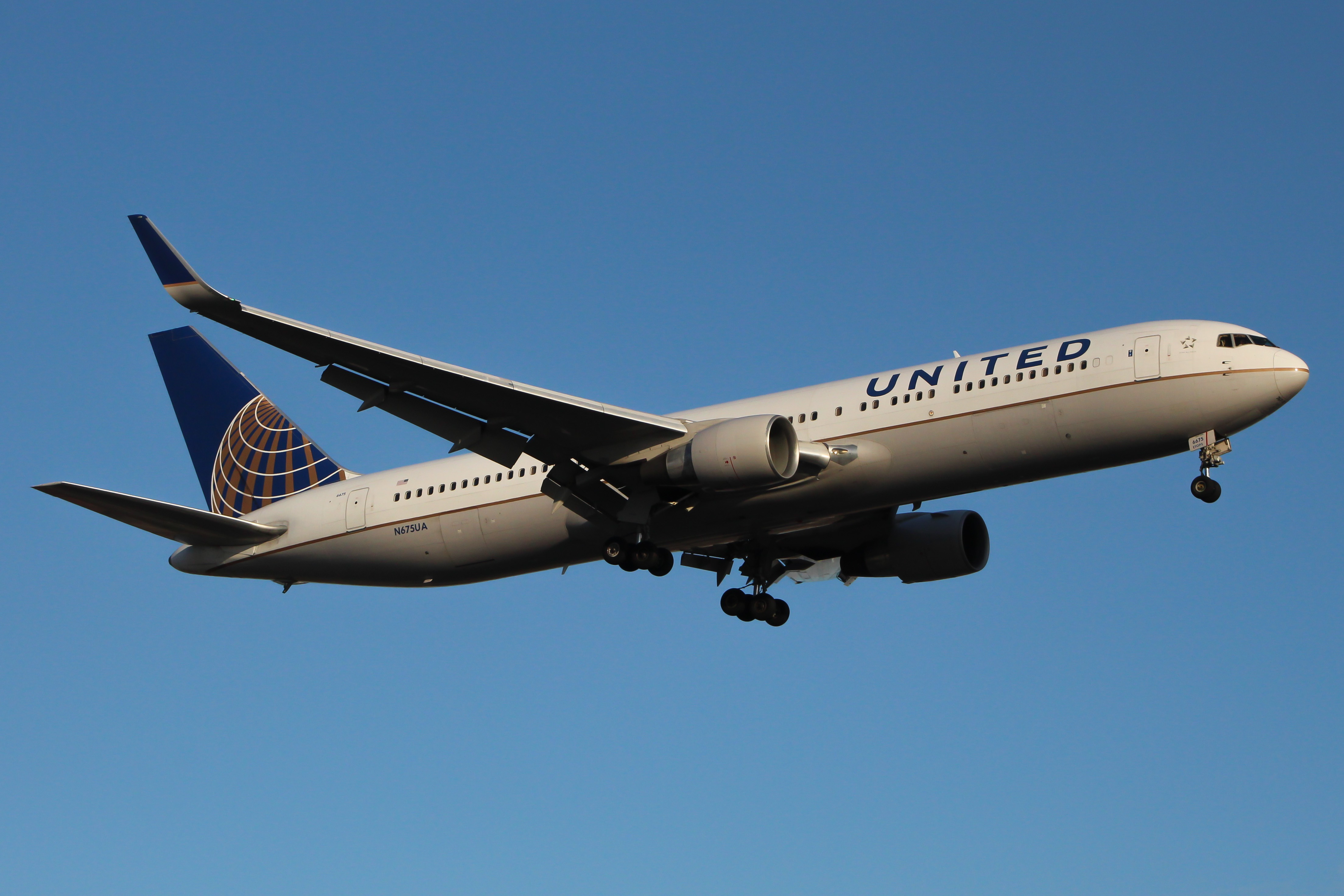 Full size: United Airlines Boeing 767-300ER N675UA at Newark Liberty International Airport