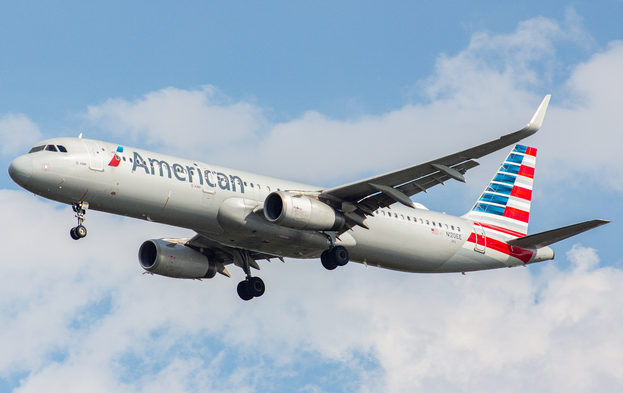 Full size: American Airlines Airbus A321-200 N120EE at Tampa International Airport