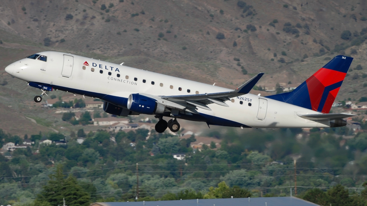 Full size: Delta Airlines Embraer E175 N262SY at Reno/Tahoe International Airport