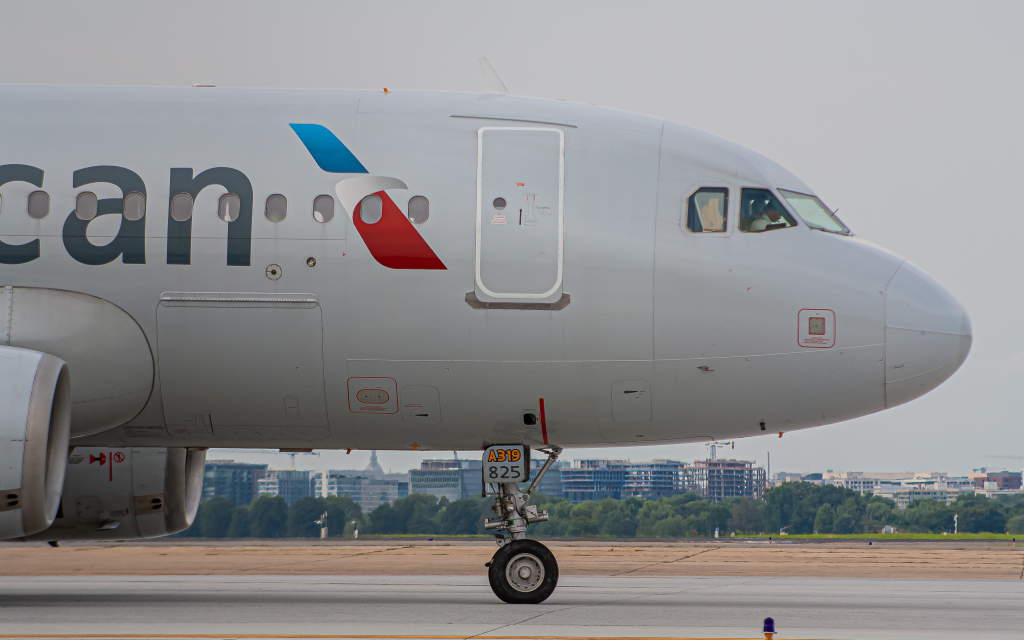 Full size: American Airlines Airbus A319 N825AW at Ronald Reagan National Airport