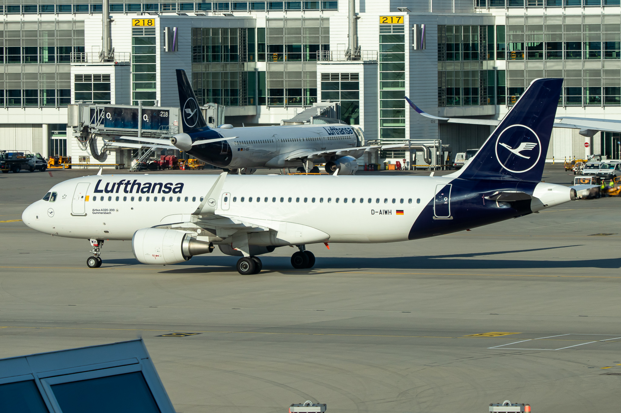 Full size: Lufthansa Airbus A320 D-AIWH at Munich International Airport