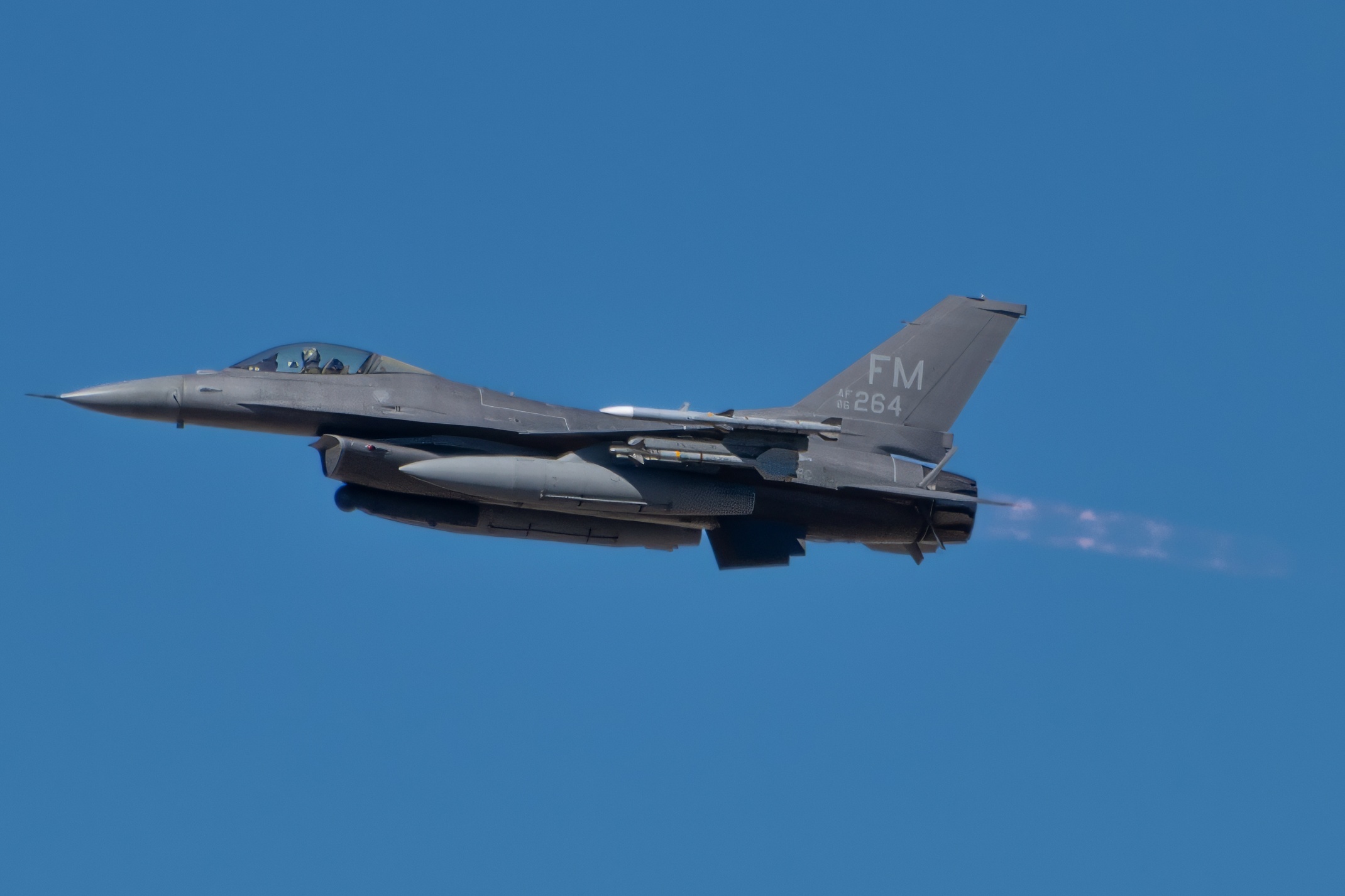 Full size: USAF - United States Air Force General Dynamics F-16 Fighting Falcon 86-0264 at Atlantic City International Airport