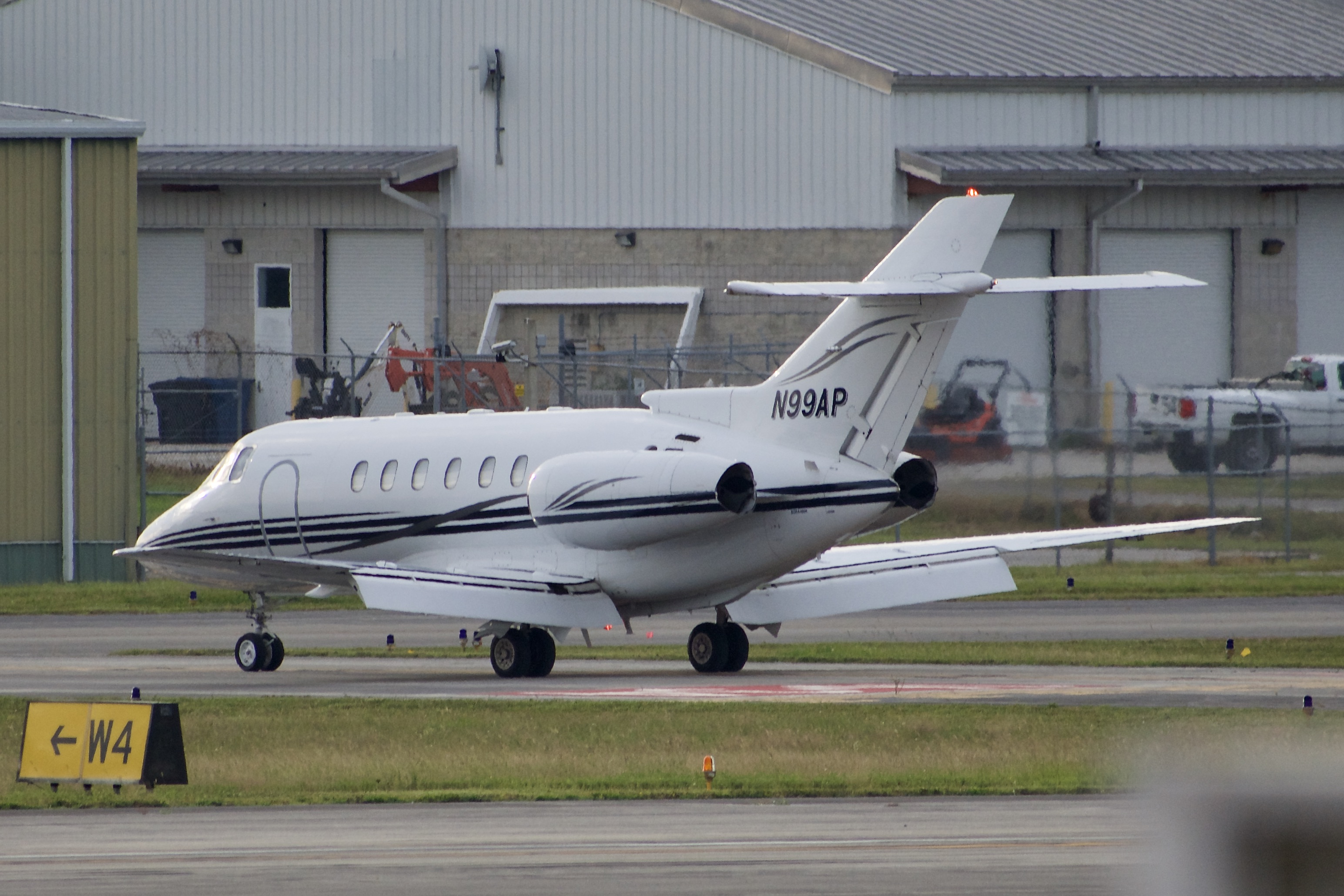 Full size: PRIVATE HAWKER 800XP N99AP at Daytona Beach International Airport