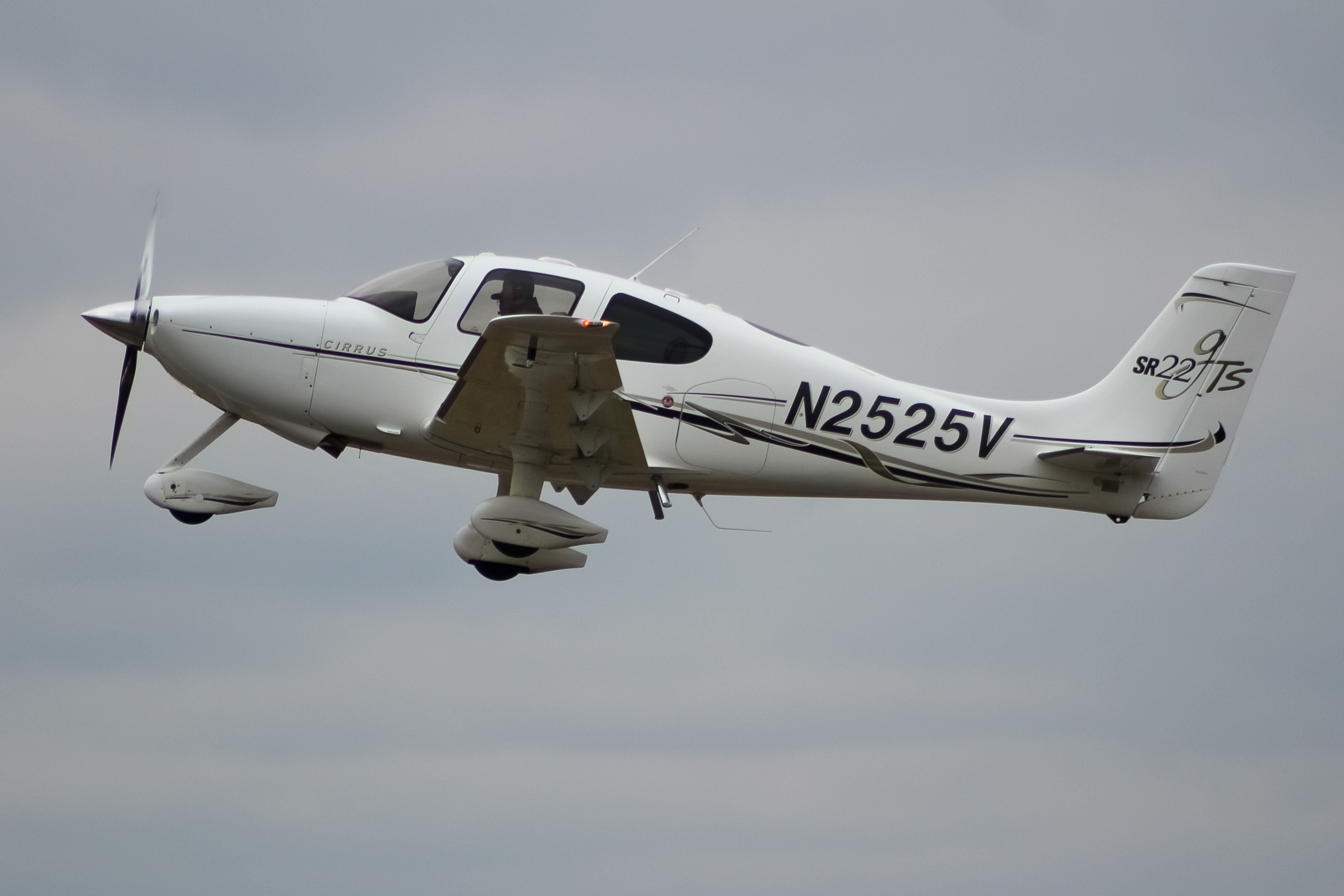 Full size: PRIVATE  Cirrus SR-22 N2525V at Clermont County Airport