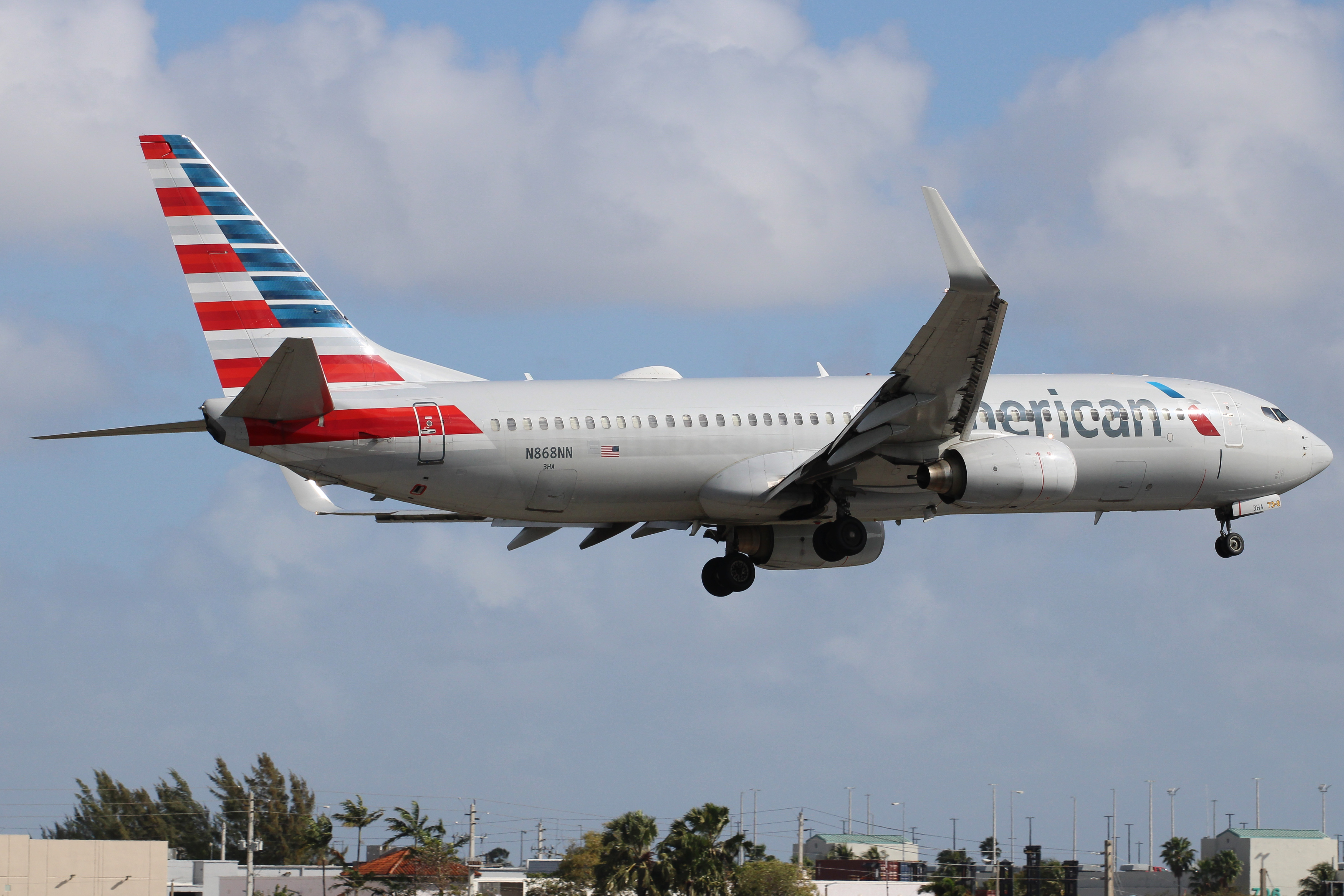 Full size: American Airlines Boeing 737-800 N868NN at Miami International Airport