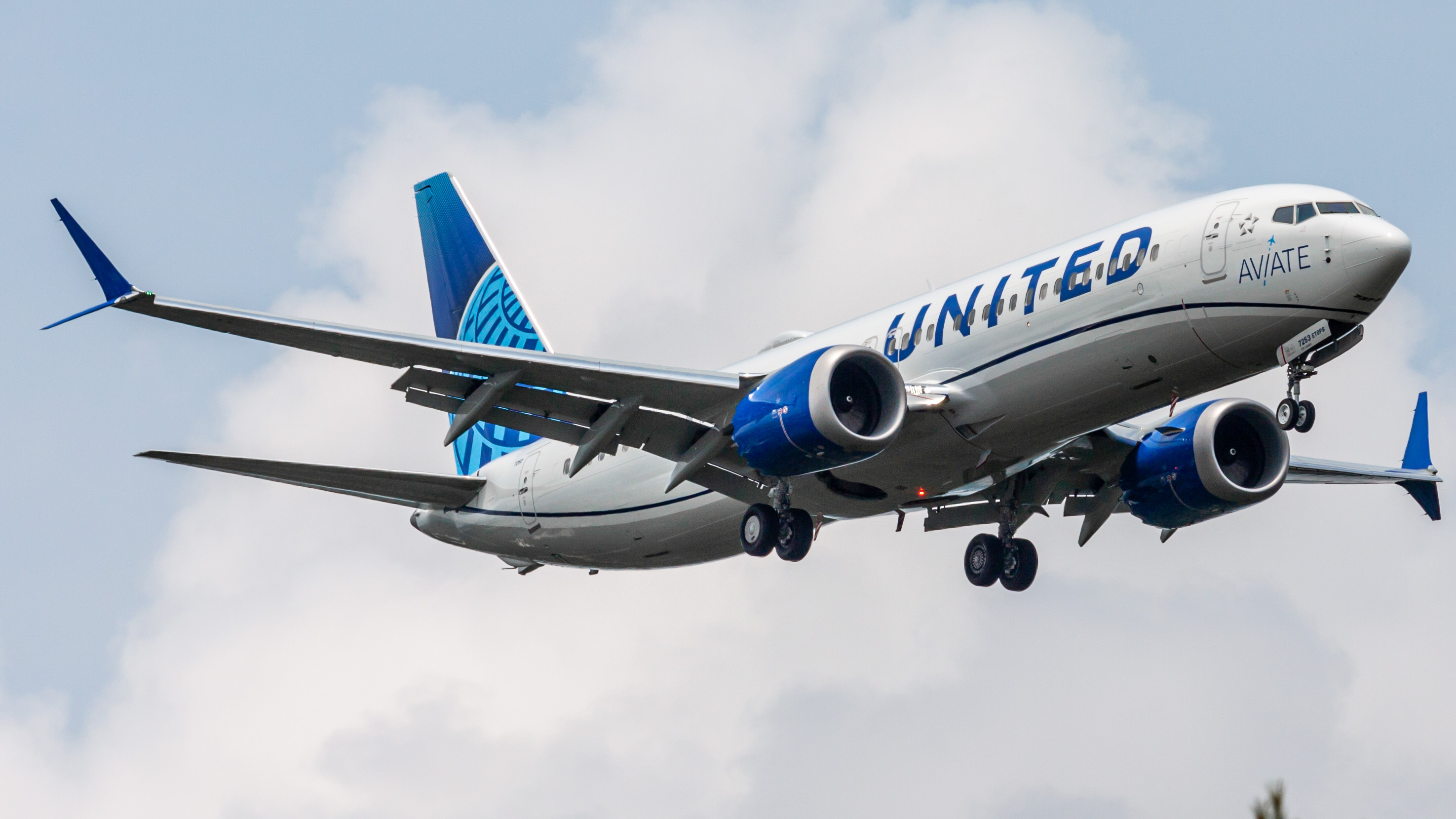 Full size: United Airlines Boeing 737 MAX 8 N27253 at Houston-George Bush Intercontinental Airport