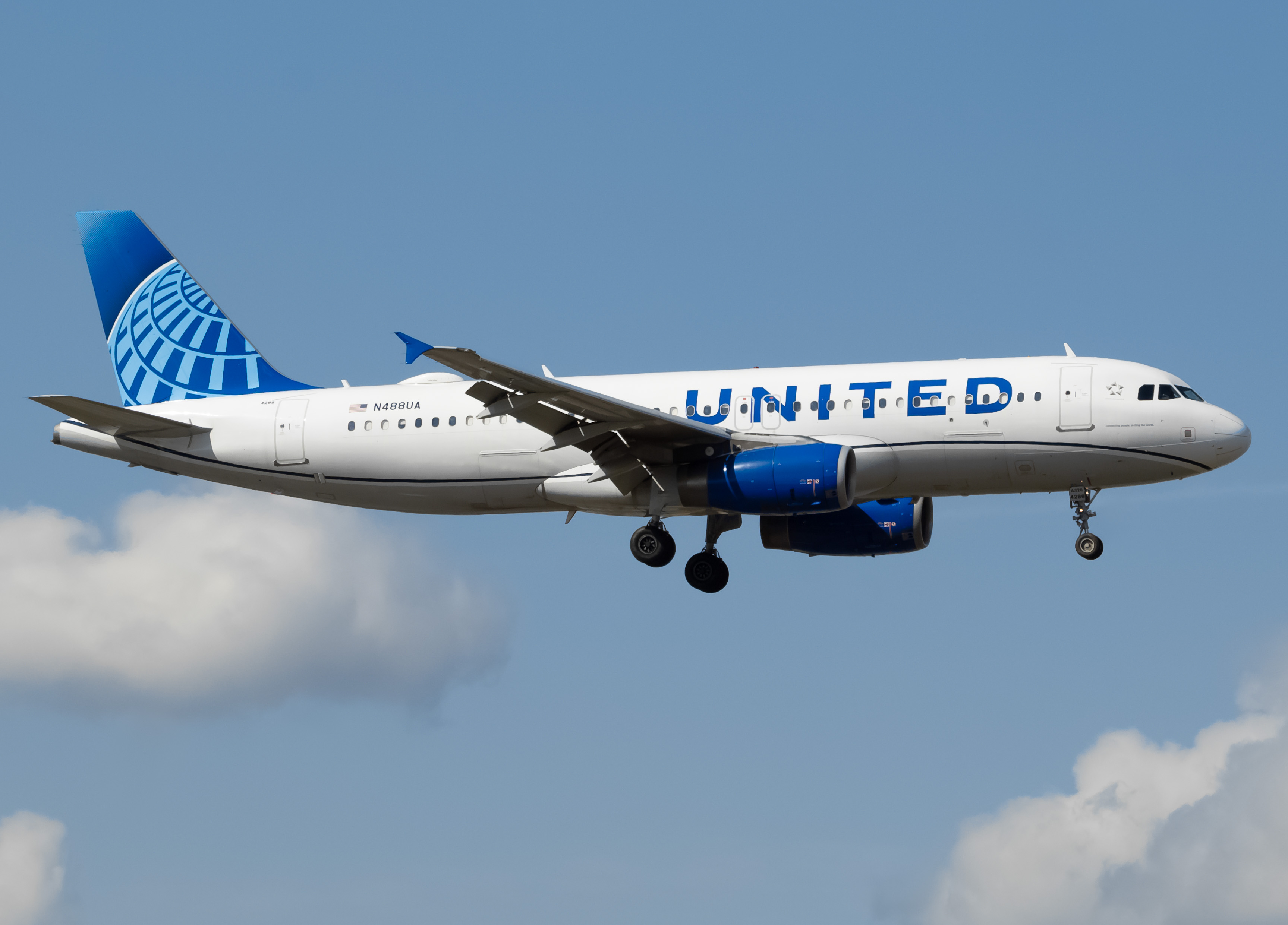 Full size: United Airlines Airbus A320 N488UA at Newark Liberty International Airport