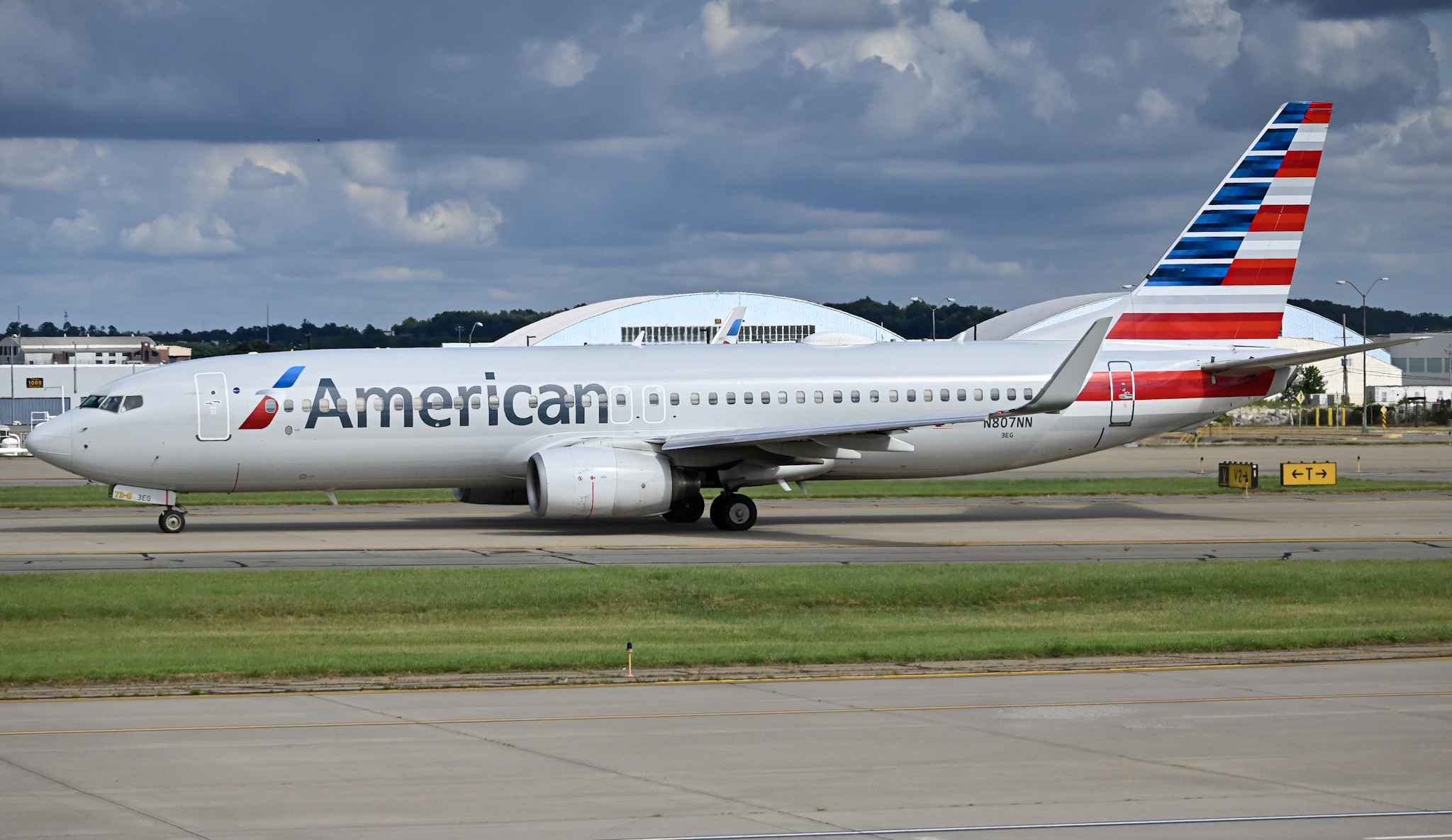 Full size: American Airlines Boeing 737-800 N807NN at Pittsburgh International Airport