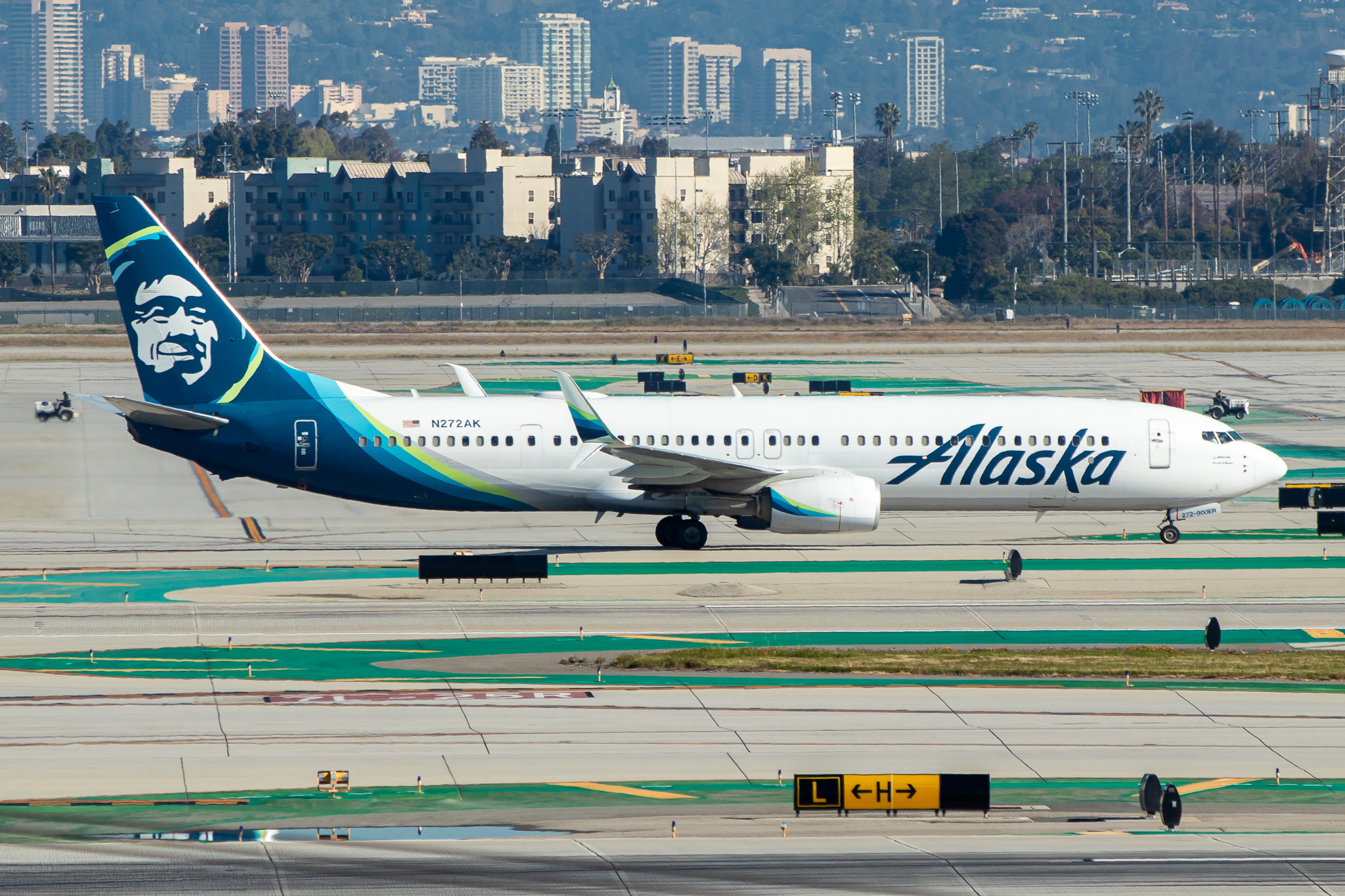 Full size: Alaska Airlines Boeing 737-900ER N272AK at Los Angeles International Airport