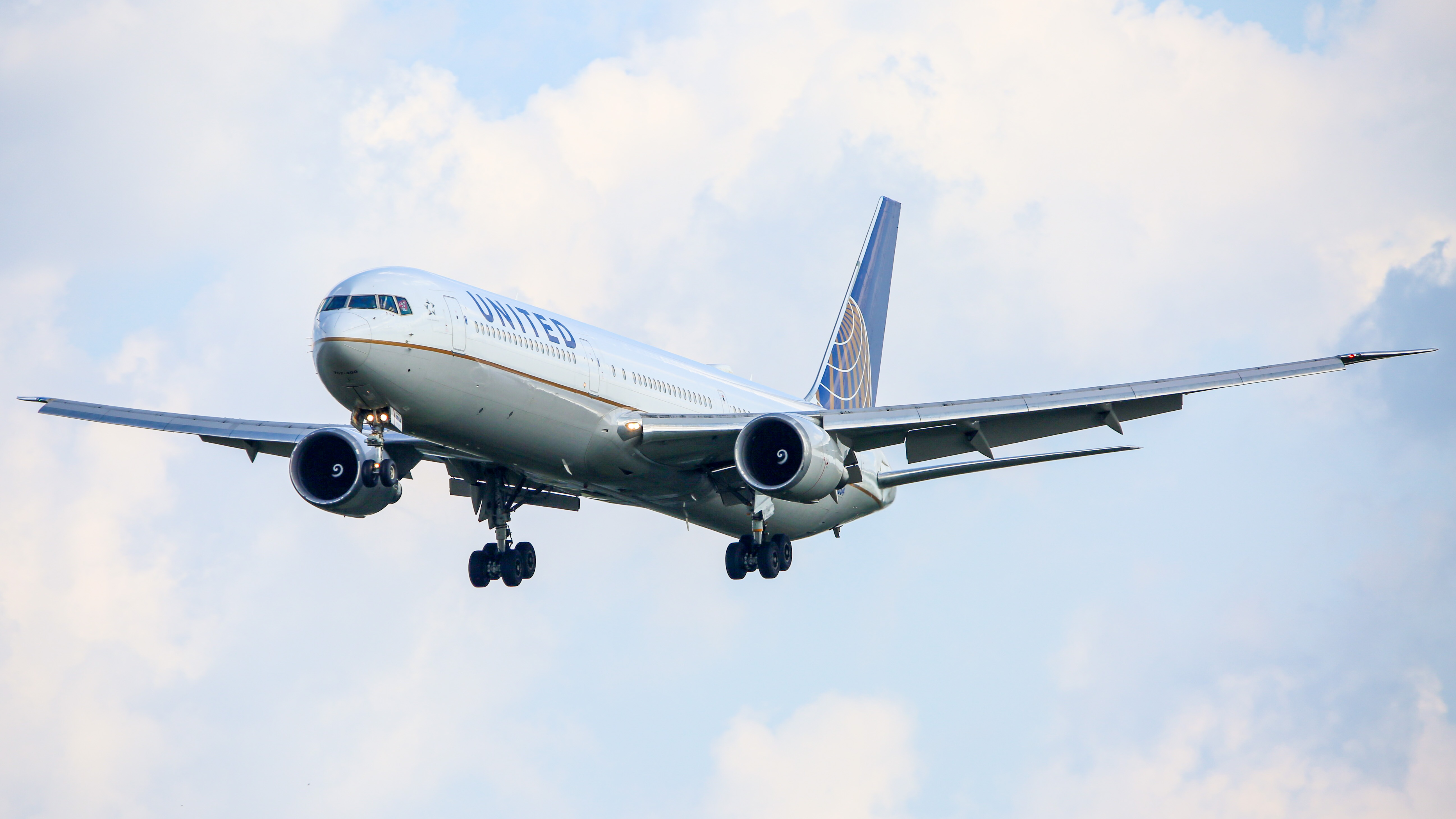 Full size: United Airlines Boeing 767-400ER N76054 at Baltimore/Washington International Thurgood Marshall Airport