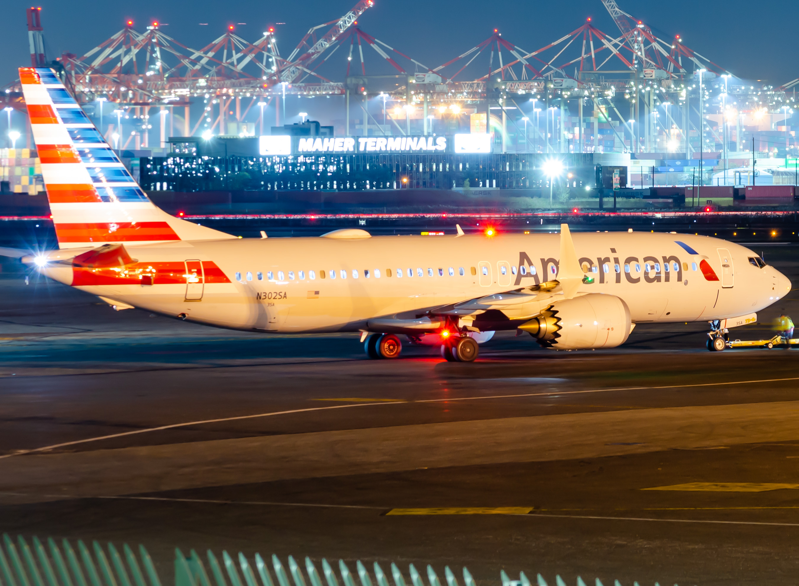 Full size: American Airlines Boeing 737 MAX 8 N302SA at Newark Liberty International Airport