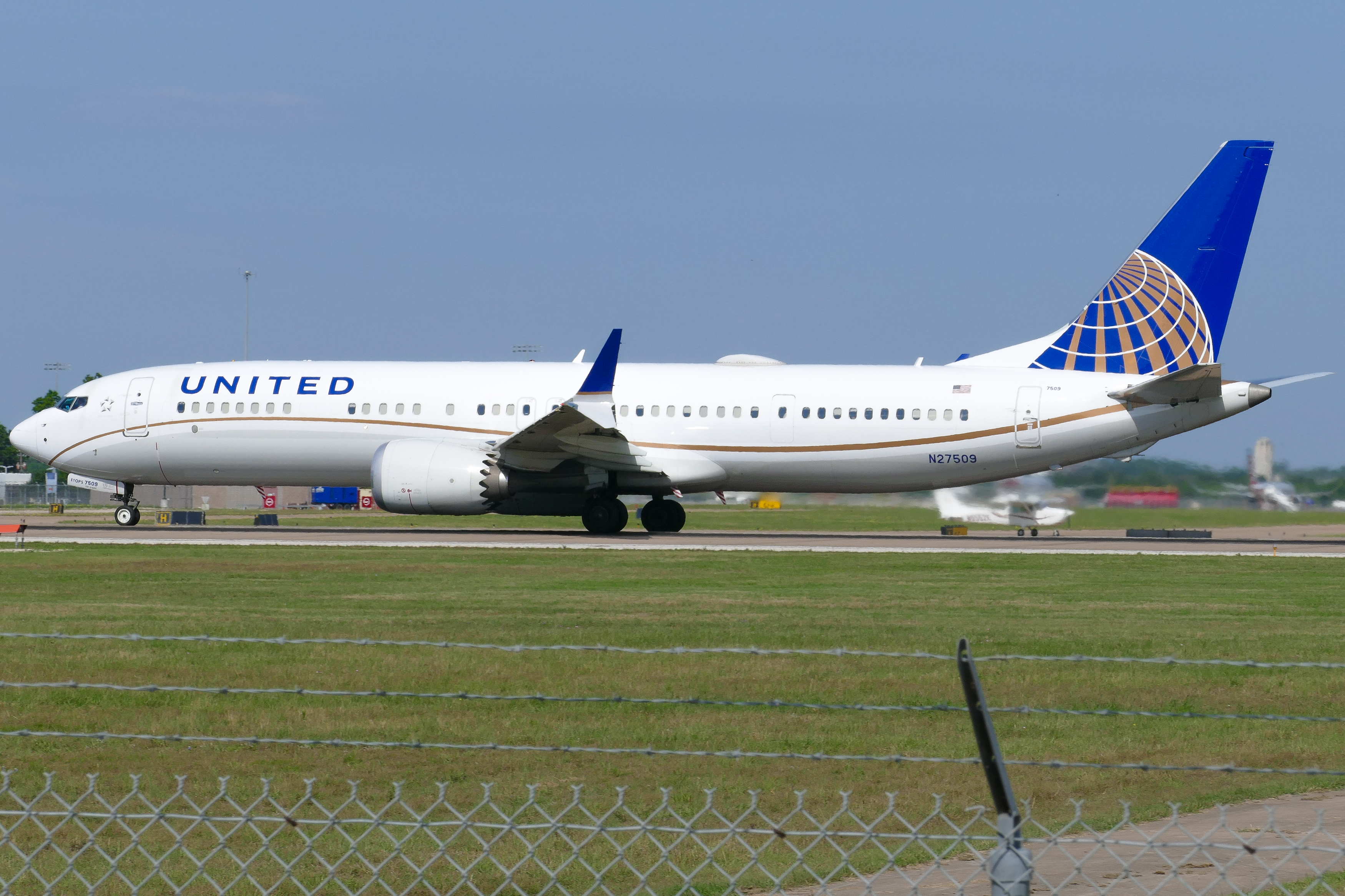 Full size: United Airlines Boeing 737 MAX 9 N27509 at Austin-Bergstrom International Airport