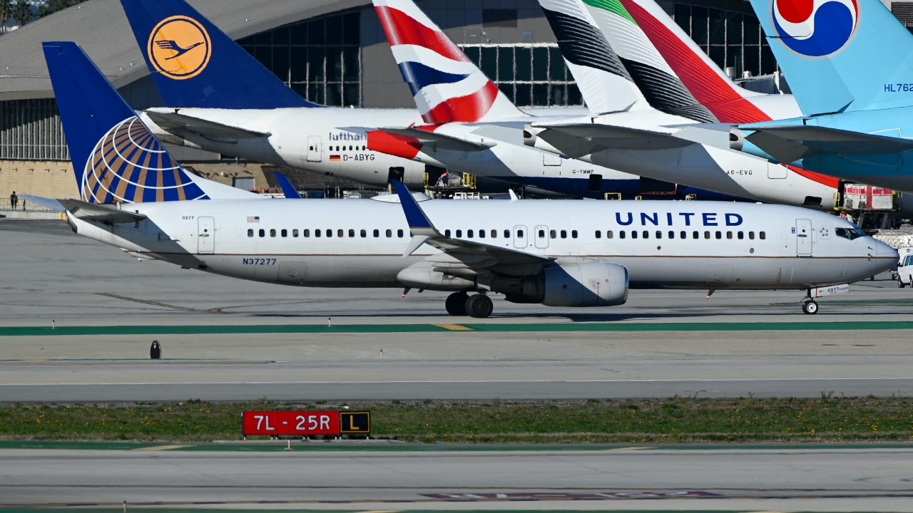 Full size: United Airlines Boeing 737-800 N37277 at Los Angeles International Airport