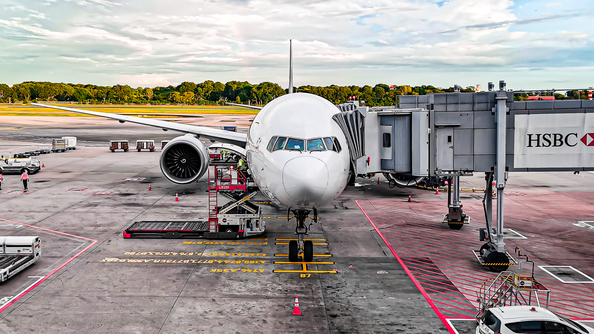 Full size: Singapore Airlines Boeing 777-300ER 9V-SWB at Singapore-Changi Airport