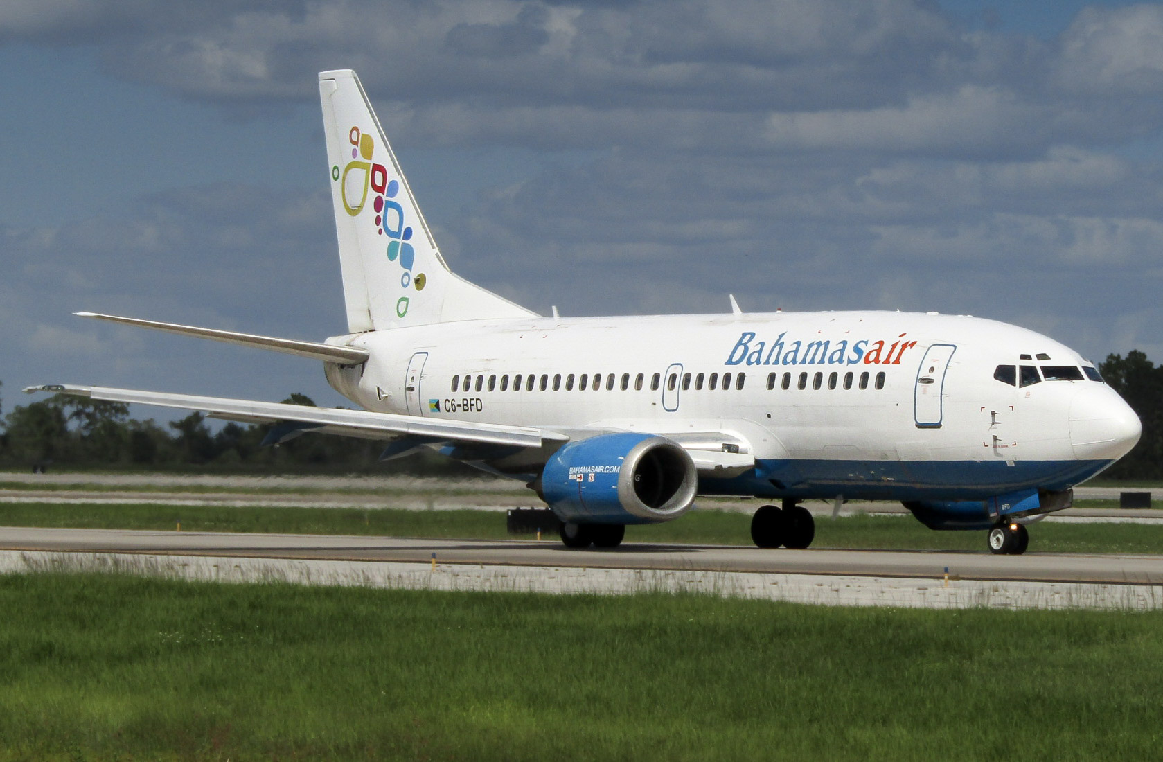 Full size: Bahamasair Boeing 737-500 C6-BFD at Orlando International Airport