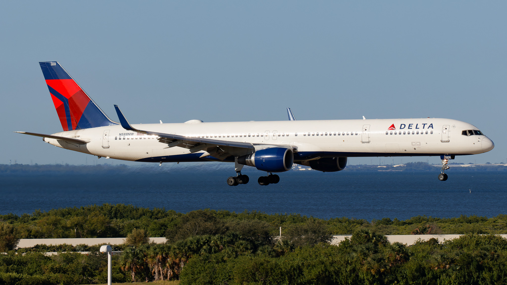 Full size: Delta Airlines Boeing 757-300 N588NW at Tampa International Airport