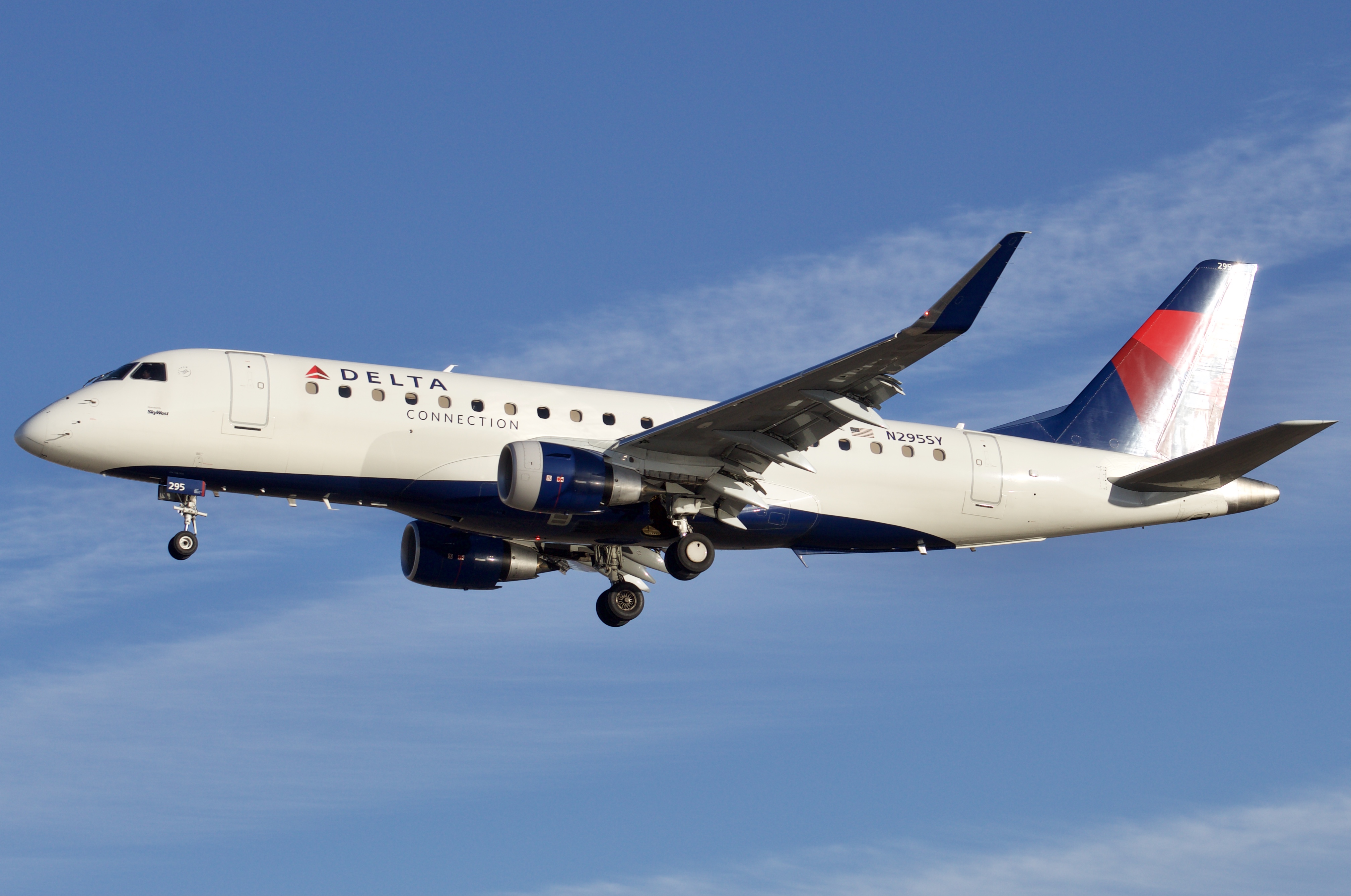 Full size: Delta Connection Embraer E175 N295SY at Salt Lake City International Airport
