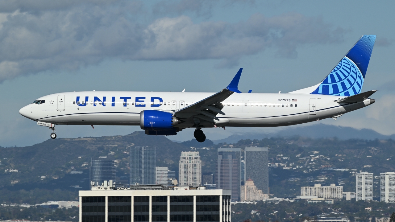 Full size: United Airlines Boeing 737 MAX 9 N77579 at Los Angeles International Airport