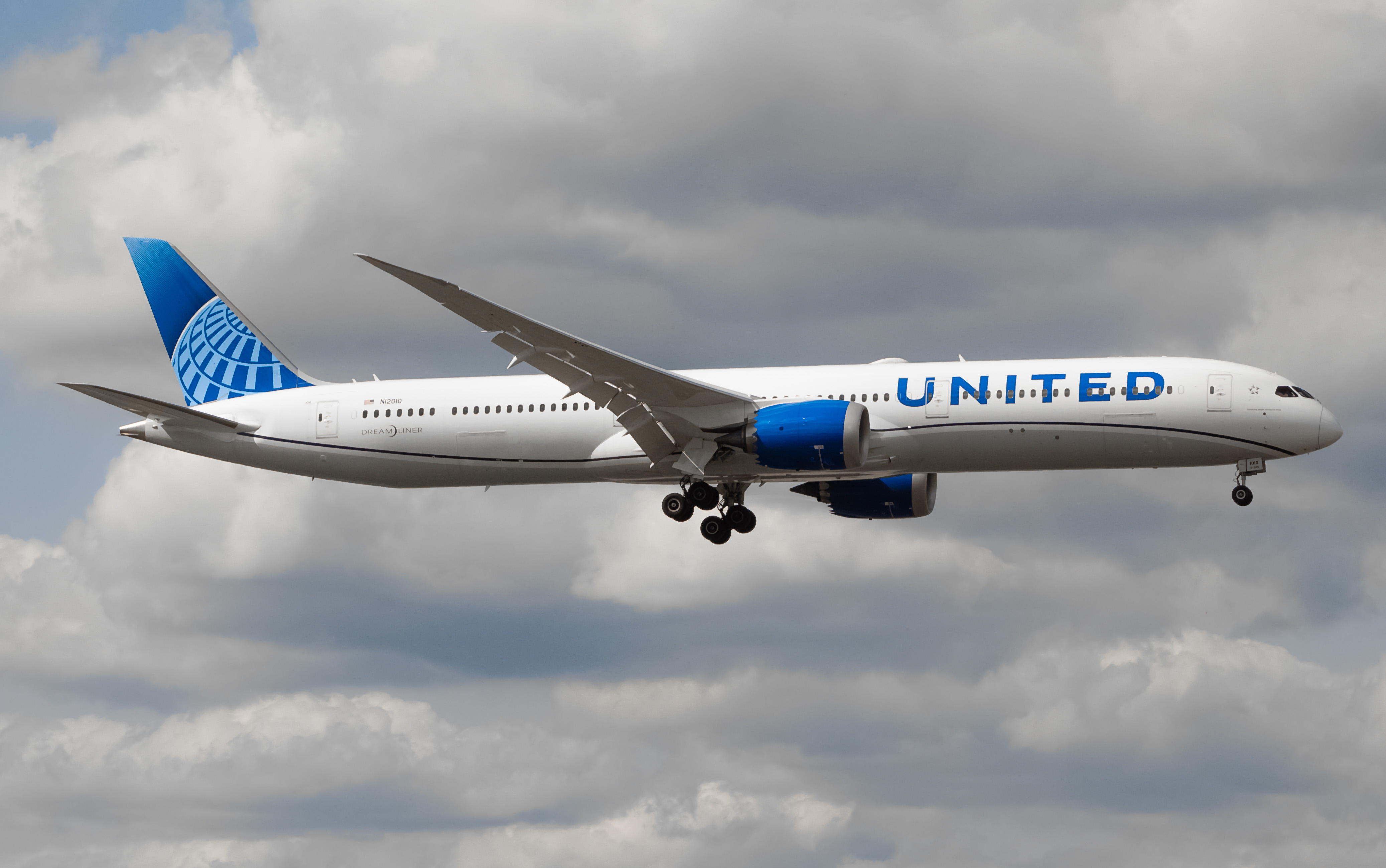 Full size: United Airlines Boeing 787-10 N12010 at Newark Liberty International Airport