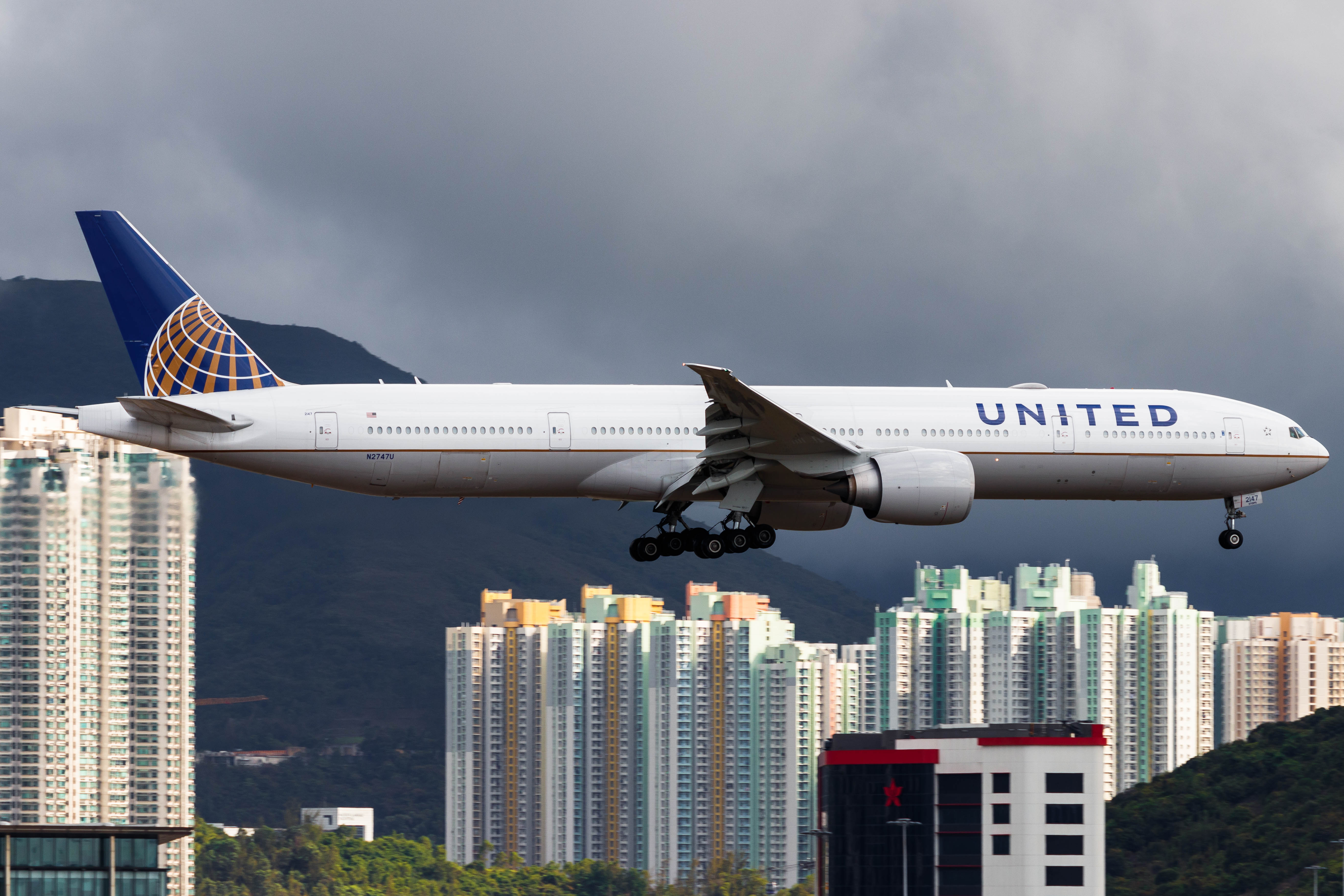 Full size: United Airlines Boeing 777-300ER N2747U at Hong Kong International Airport