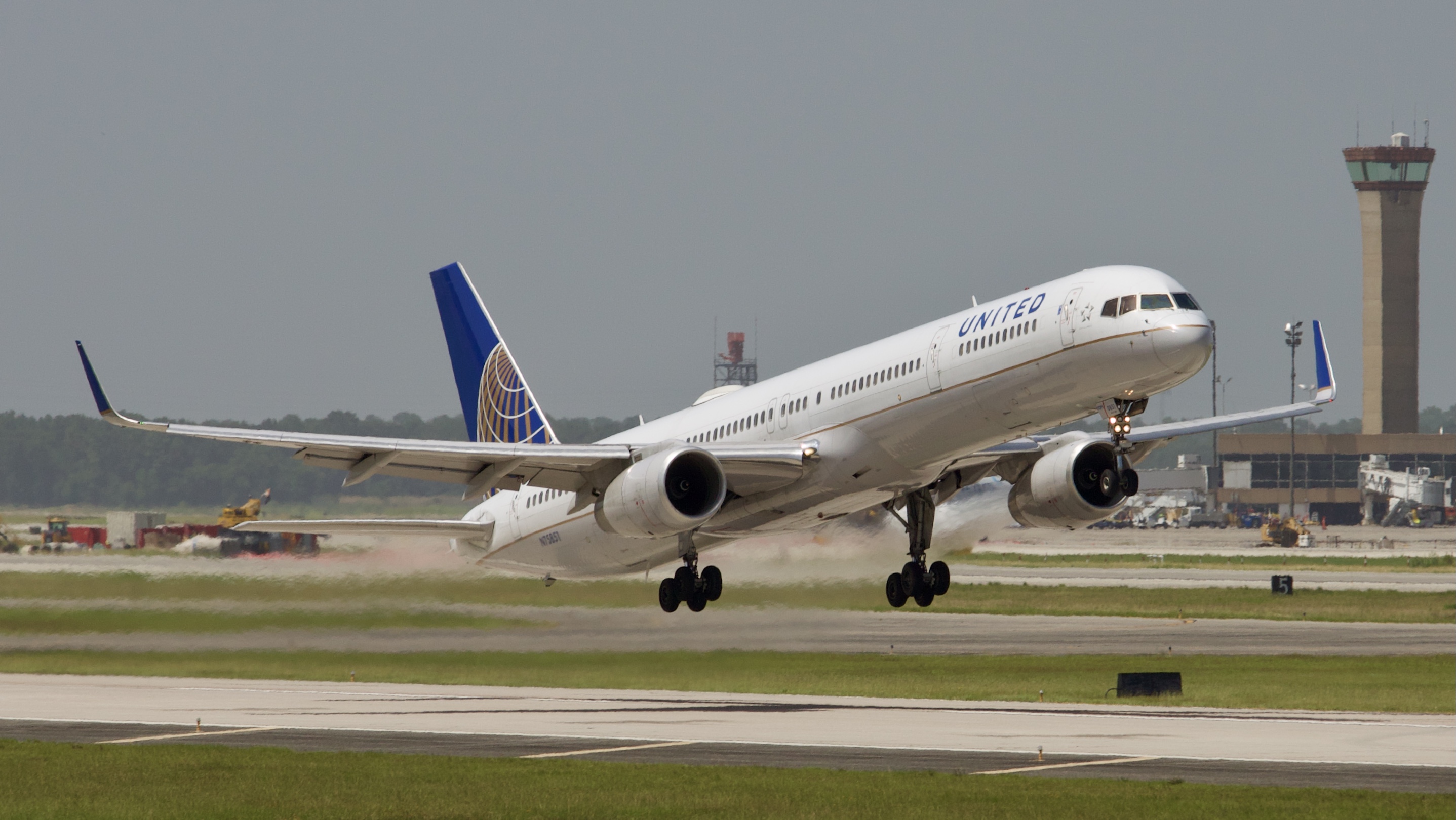 Full size: United Airlines Boeing 757-300 N75851 at Houston-George Bush Intercontinental Airport