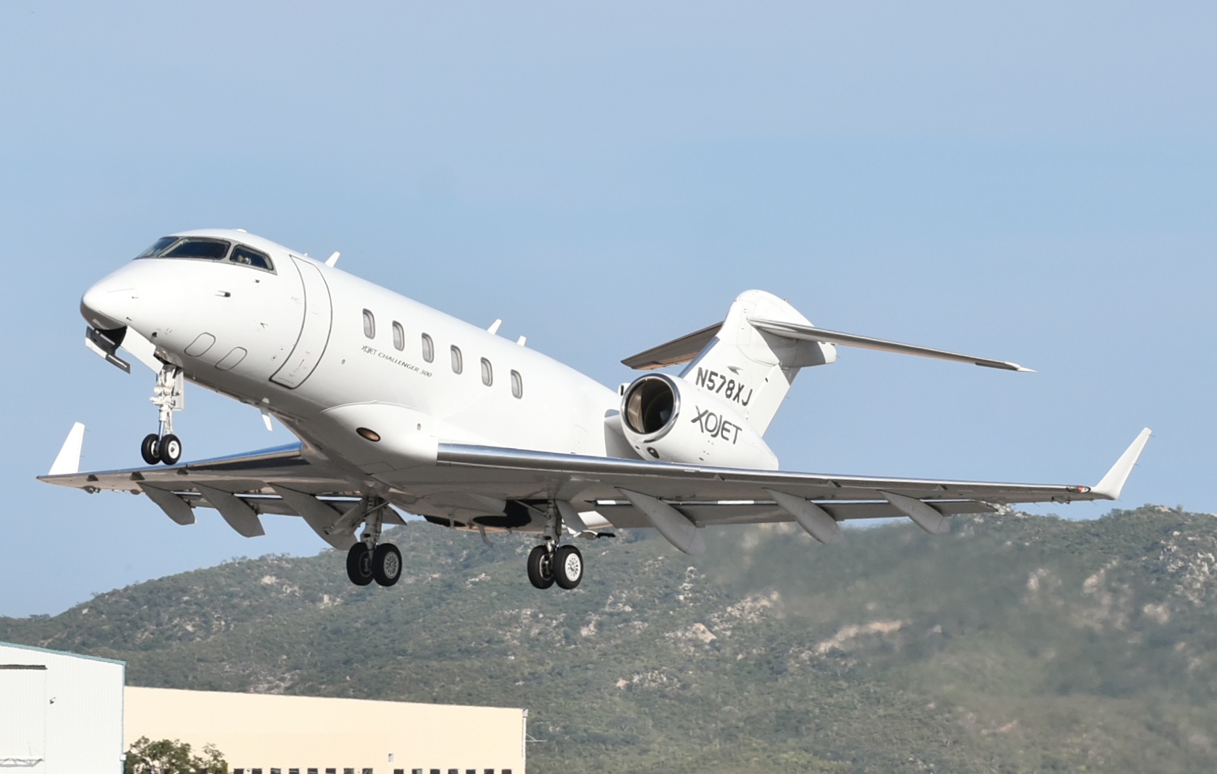 Full size: PRIVATE Bombardier Challenger 300 N578XJ at Aeropuerto de Cabo San Lucas Internacional
