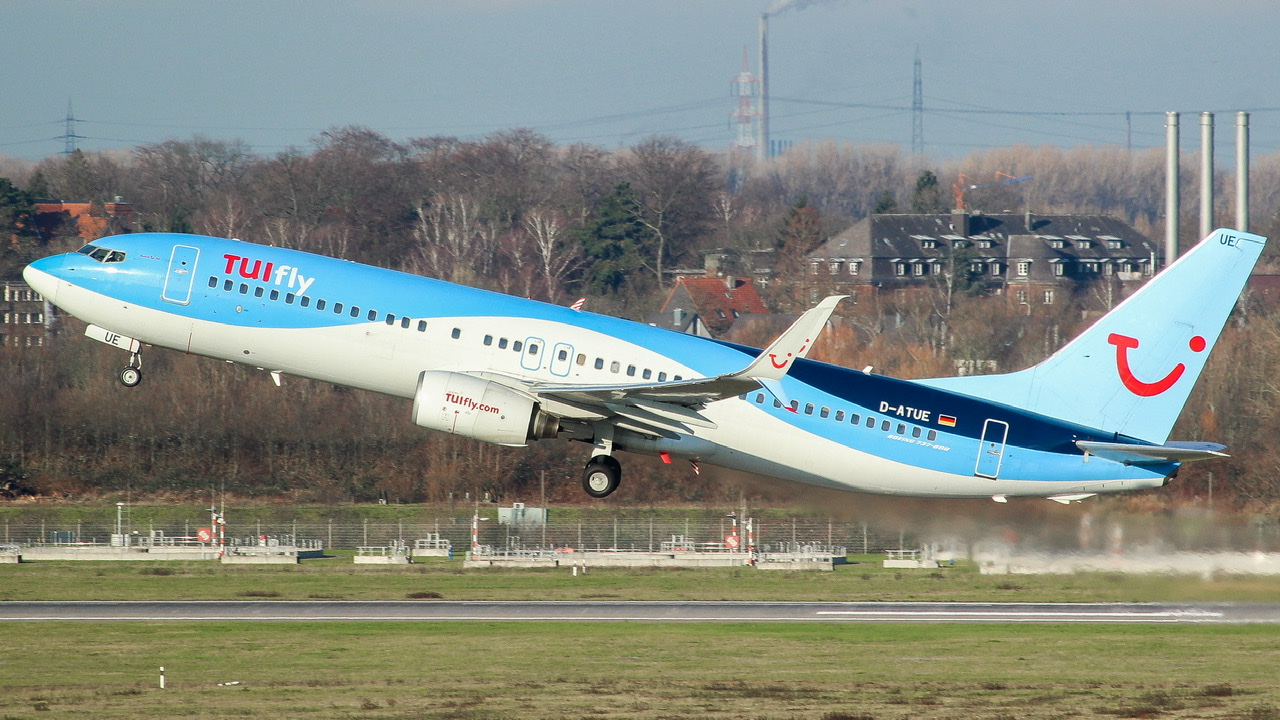 Full size: TUI Fly Boeing 737-800 D-ATUE at Dusseldorf International Airport