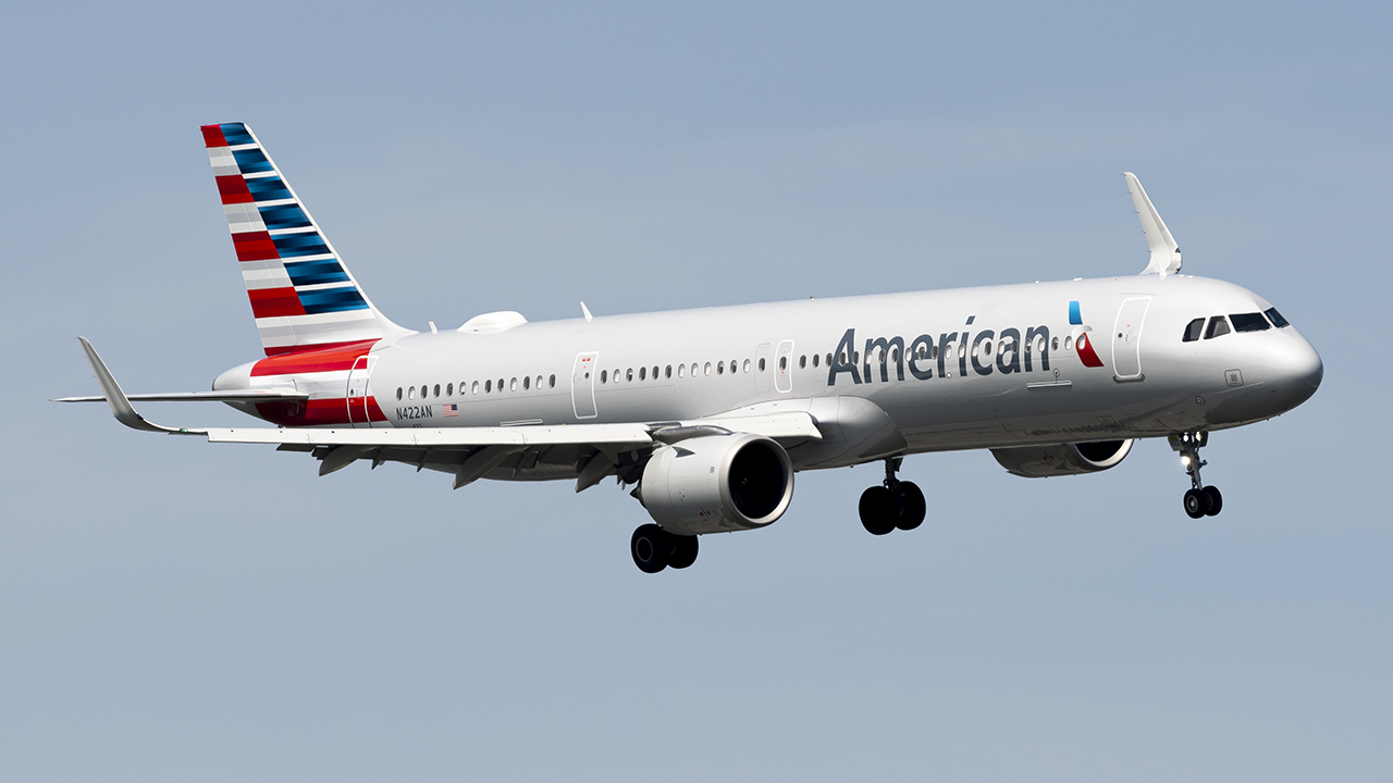 Full size: American Airlines Airbus A321NEO N422AN at Ronald Reagan National Airport